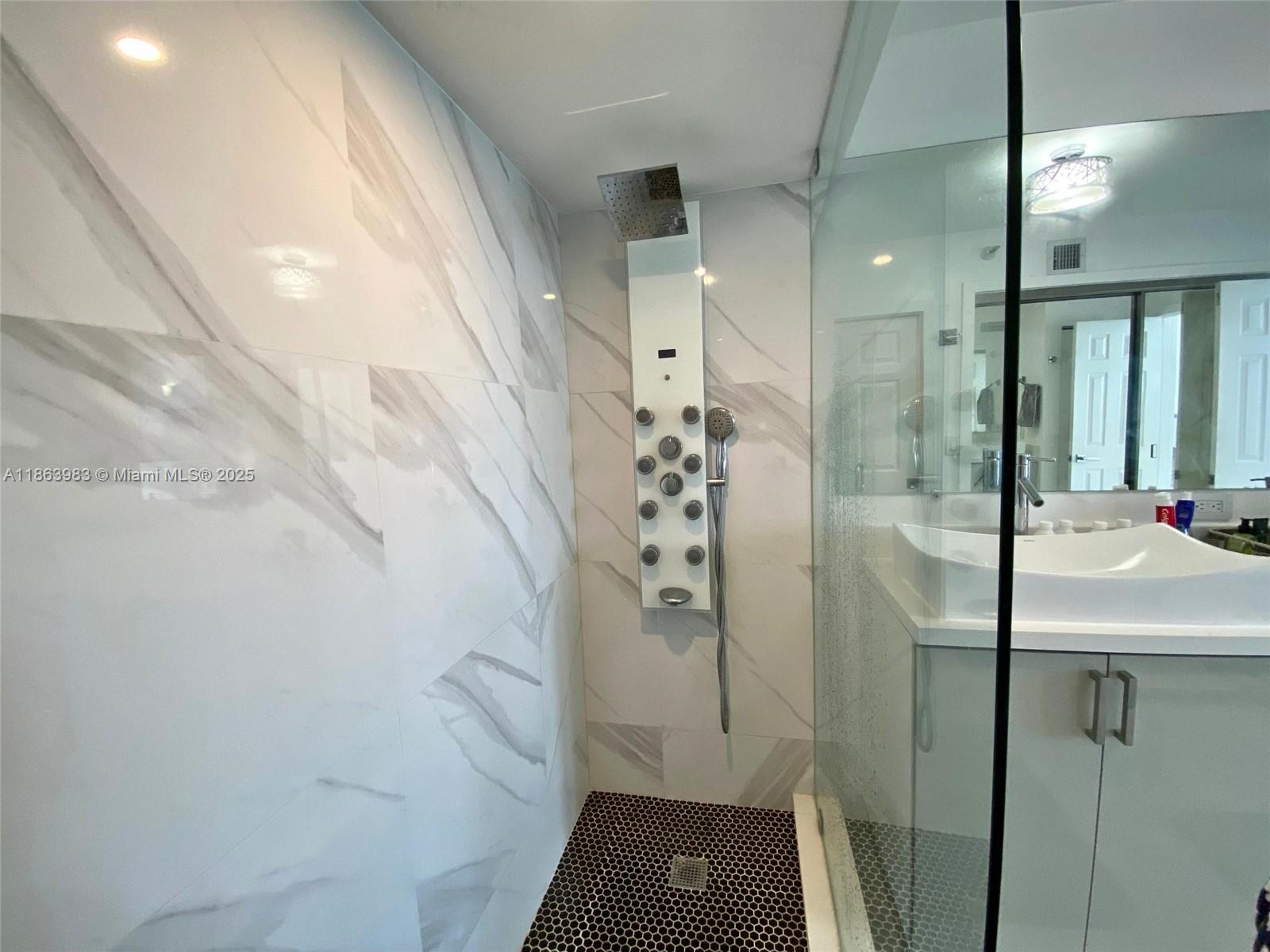MYSTIC POINTE TOWER 500 C - Residential