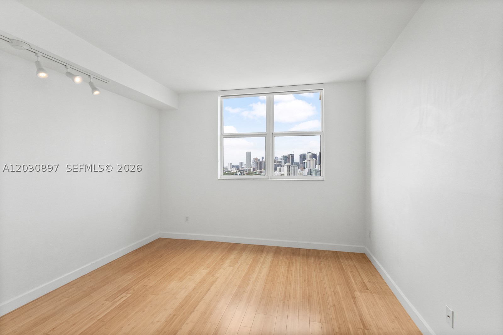 THE METROPOLITAN CONDO - Residential Lease