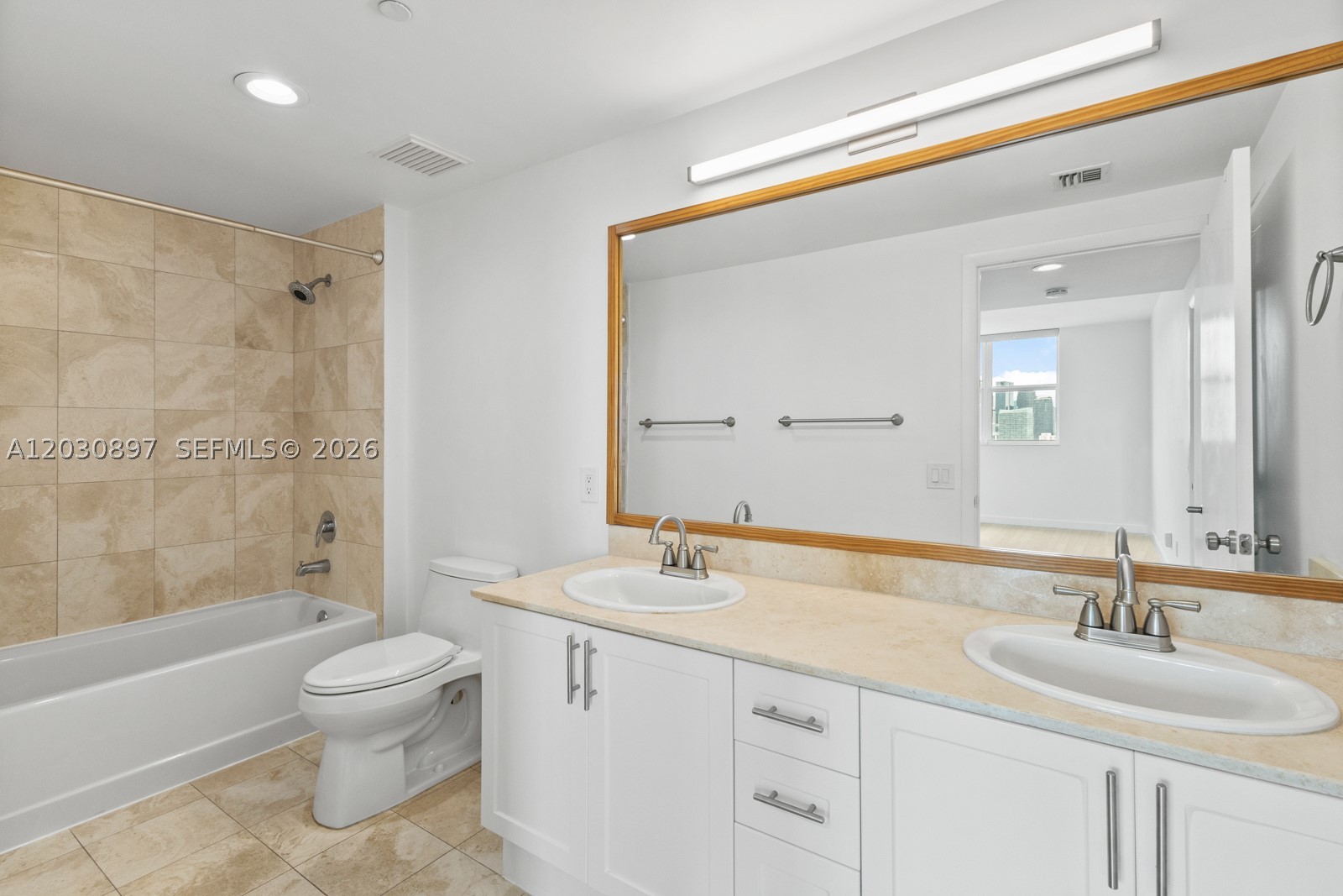 THE METROPOLITAN CONDO - Residential Lease