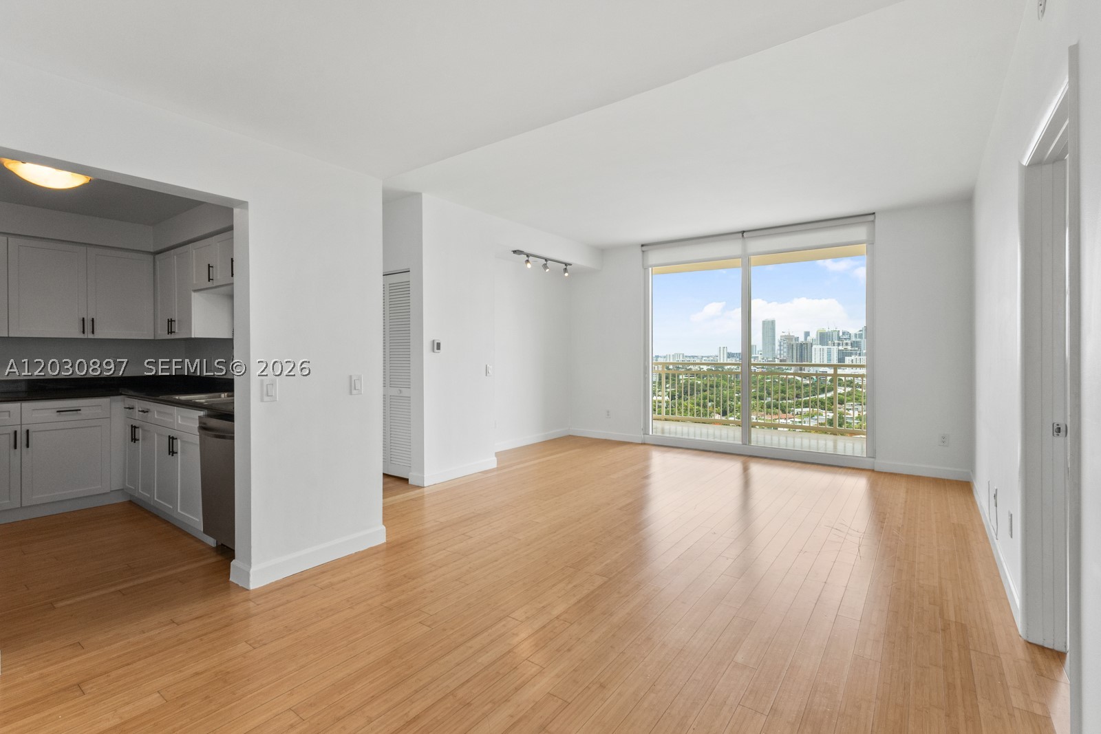 THE METROPOLITAN CONDO - Residential Lease