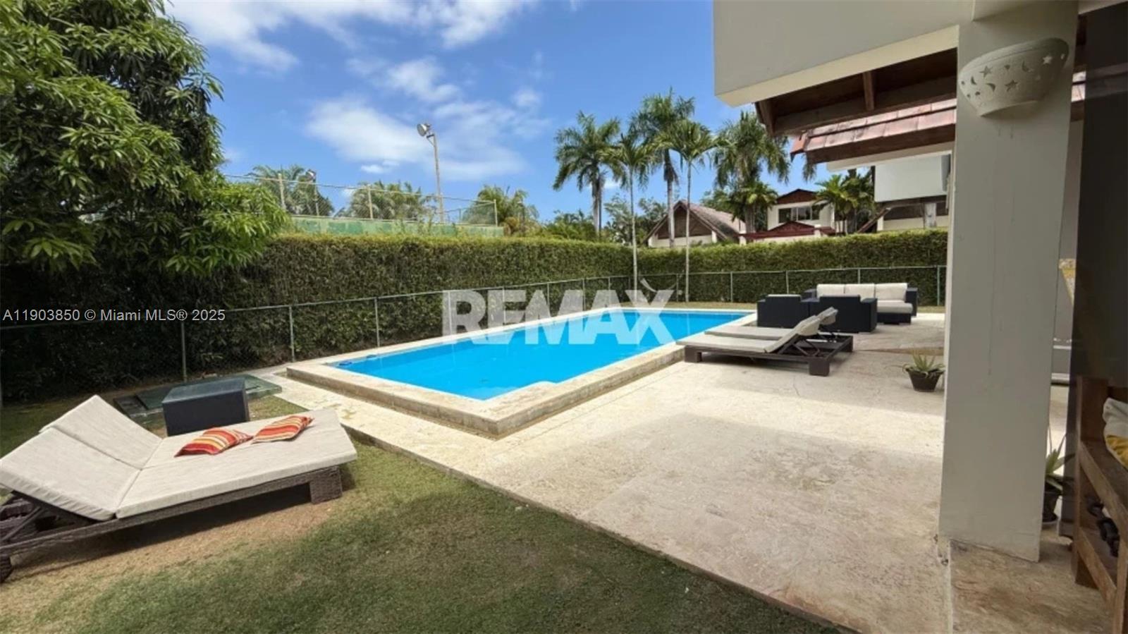 House with 450 m² of construction on a 1,039 m² lot, located in a private residential area in Bávaro. This property offers modern comfort with luxury finishes and a design focused on family living, ready for delivery fully furnished.