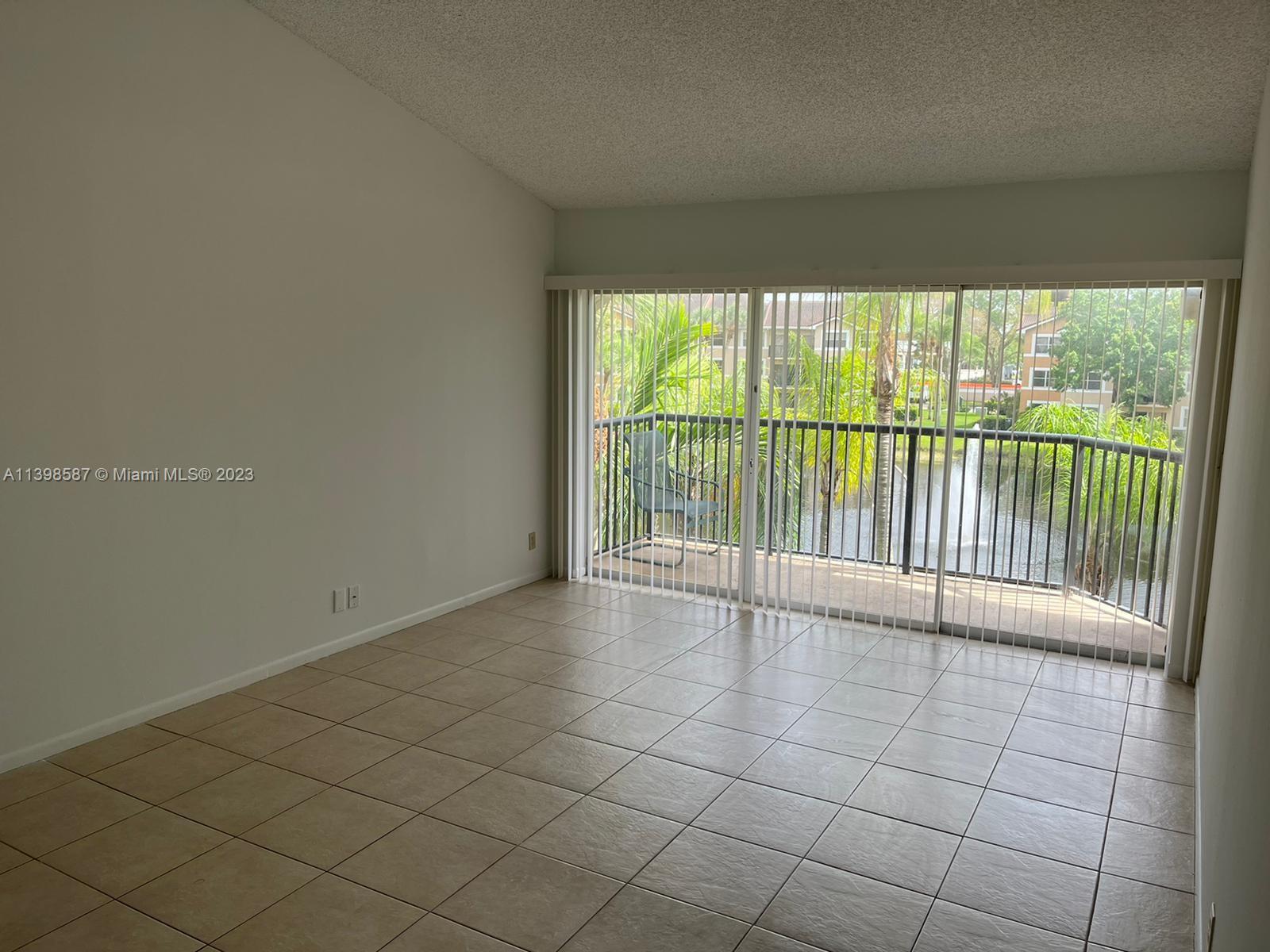 Great investment opportunity in the desirable gated community of Edgewater. Bright and spacious unit with lake view. High ceilings, great layout, large balcony and all tile flooring. Currently rented at $2,225 / mo, the lease expires on June 2024.