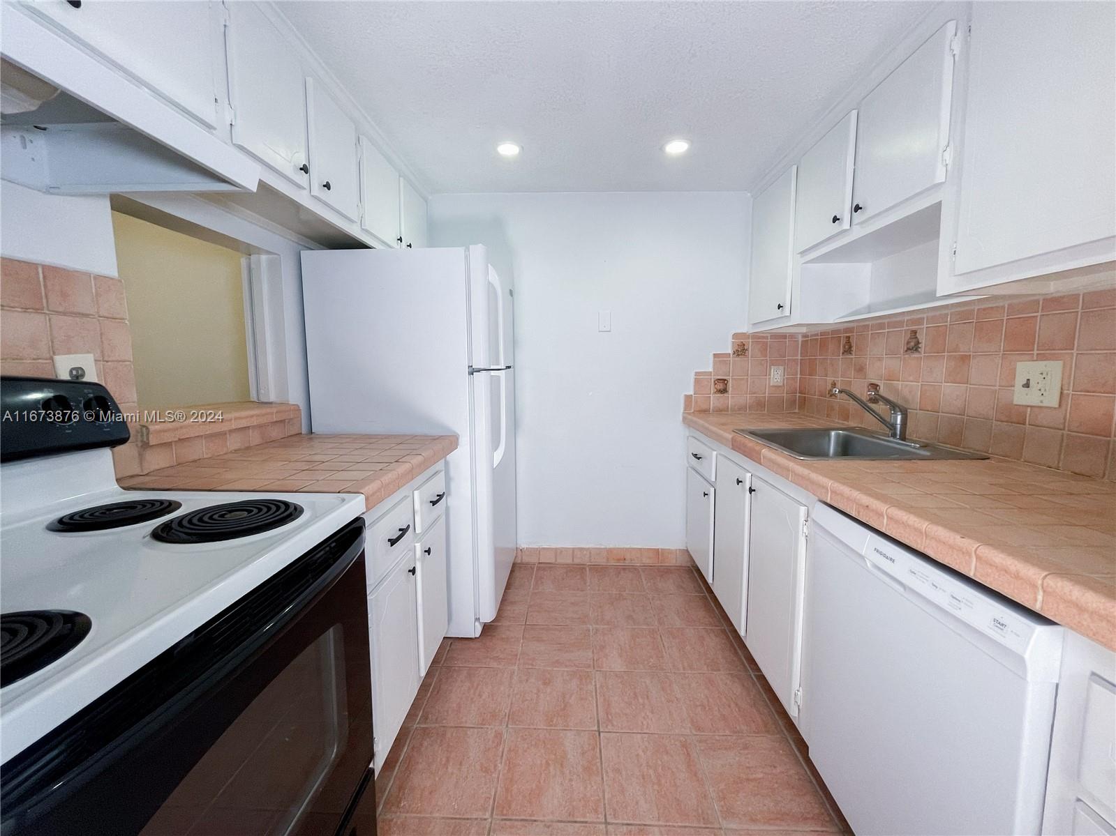 PROMENADE AT KENDALE LAKE - Residential Lease