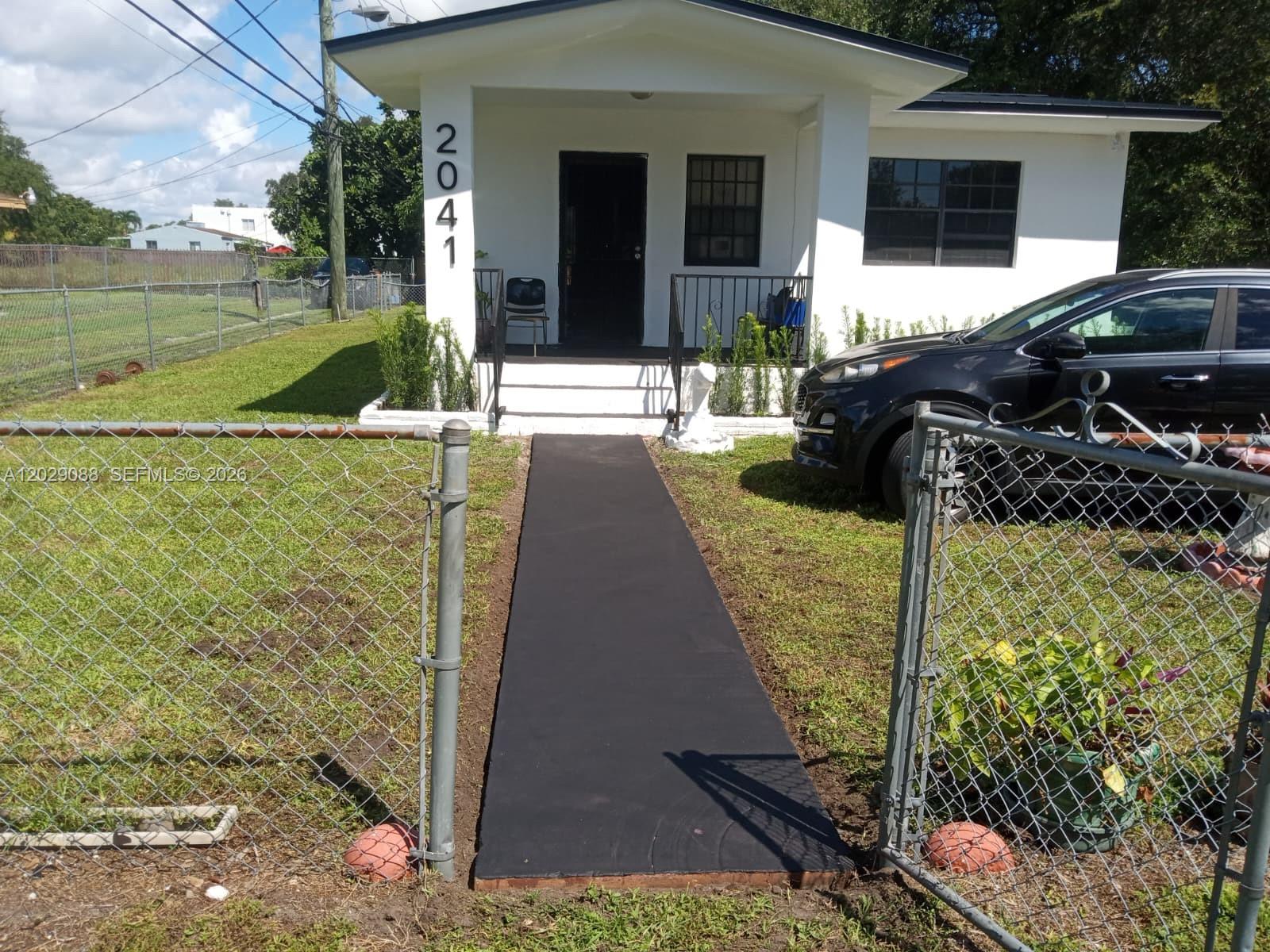 Completely detached duplex 2/1 &  1/1in a prime location—convenient to I-95, hospitals, supermarkets, and schools. Currently rented under the Section 8 program. New roof installed in 2025. A must-see!