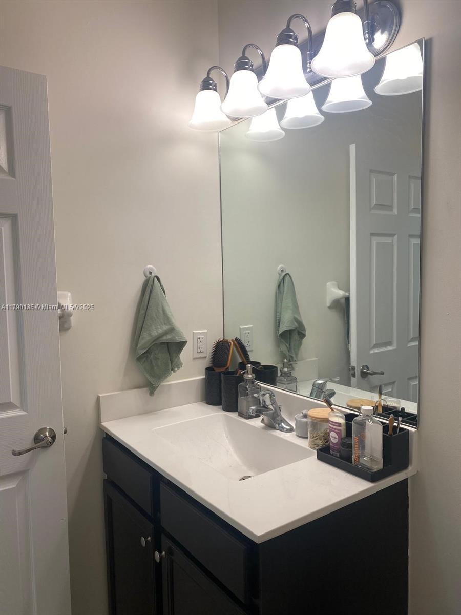 Beautiful apartment located in Doral, steps from the clubhouse, with a pool, gym, soccer and tennis courts. It is available for move-in the first week of June. Please call for an appointment 24 hours in advance because it is occupied by the tenant.