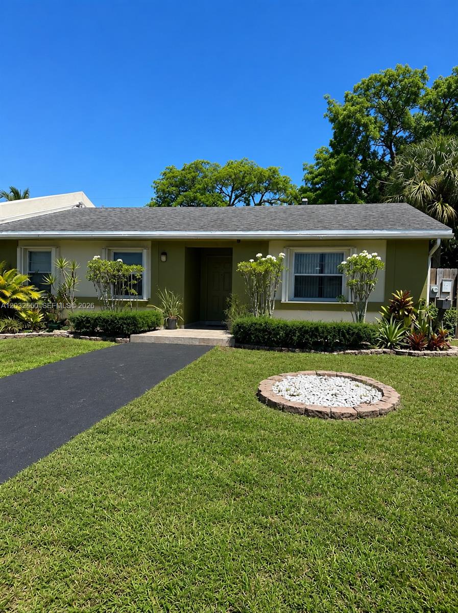 Beautiful 3bedroom, 2bathroom villa. Features a new air conditioning unit and a new roof. Located in a great area near major highways, excellent schools, and shopping centers. Low HOA fee of $198 payable quarterly.