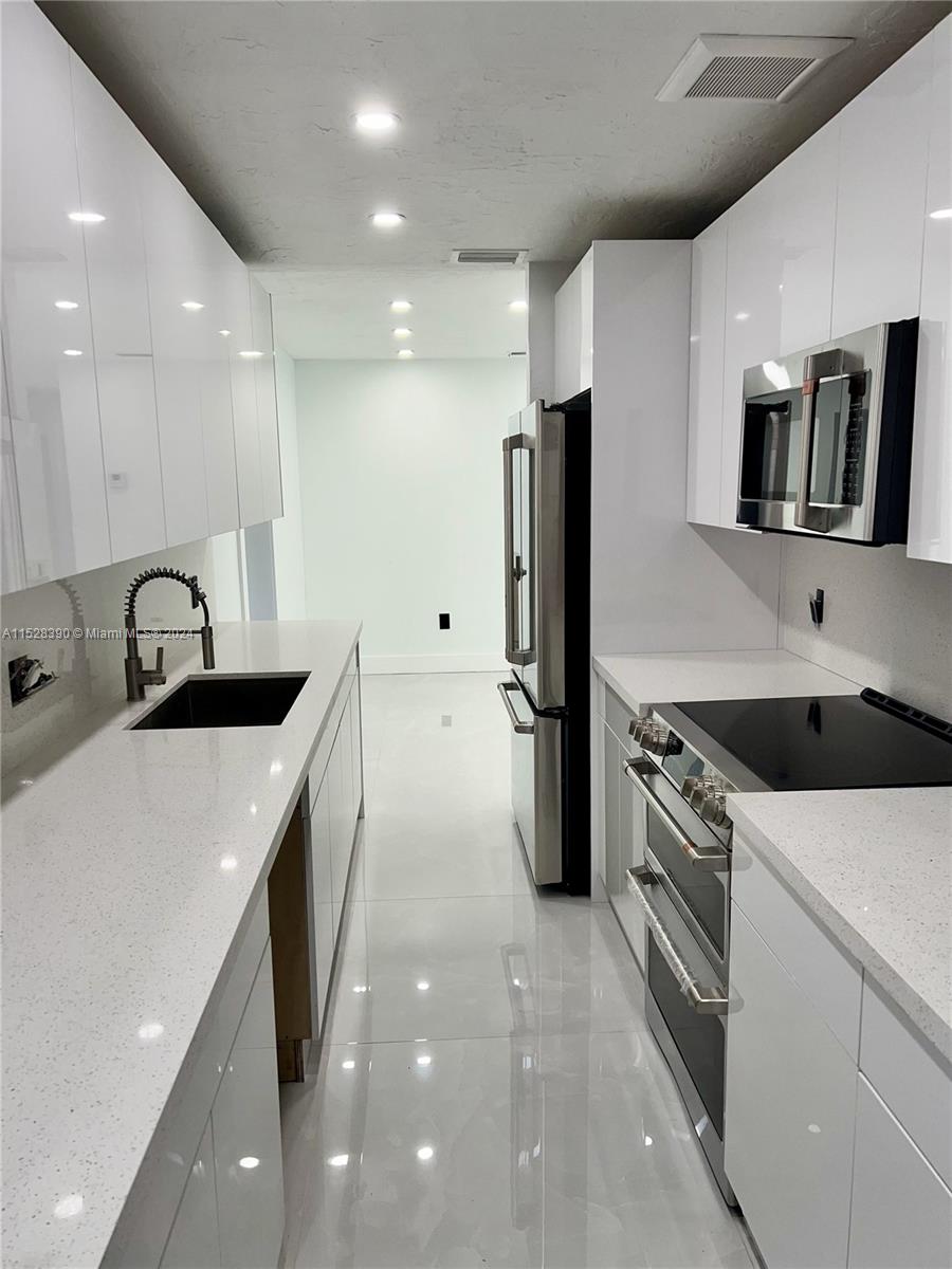 AVOCADO VILLAS - Residential Lease