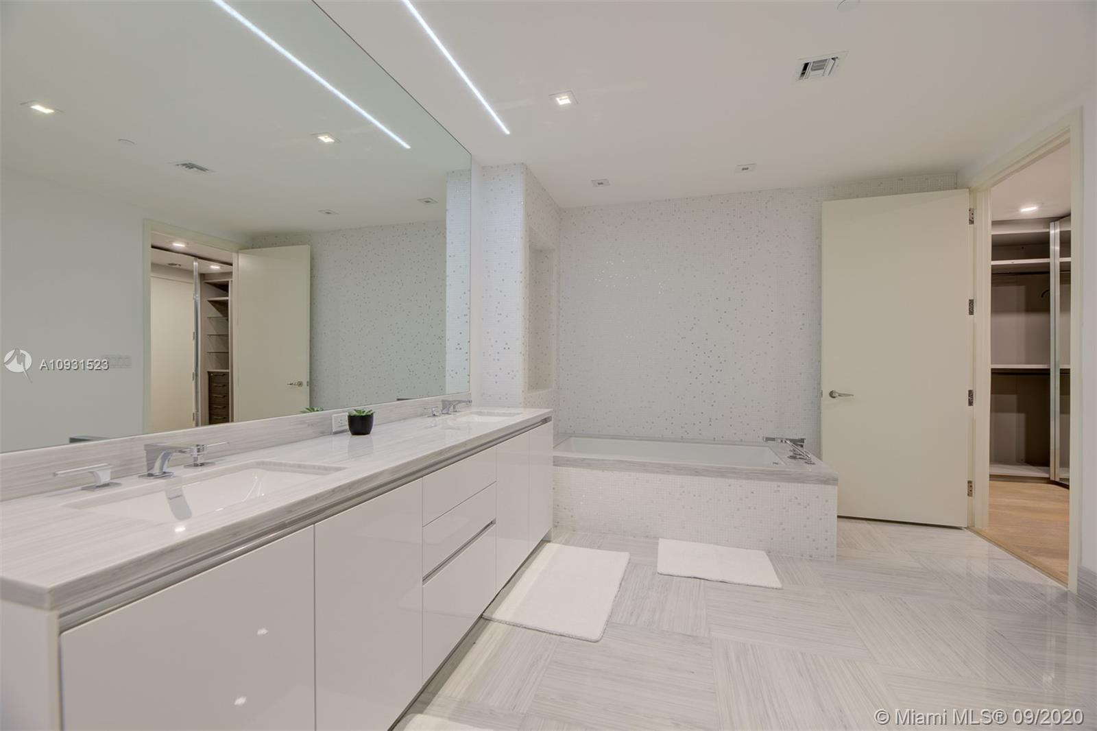 JADE SIGNATURE CONDO - Residential