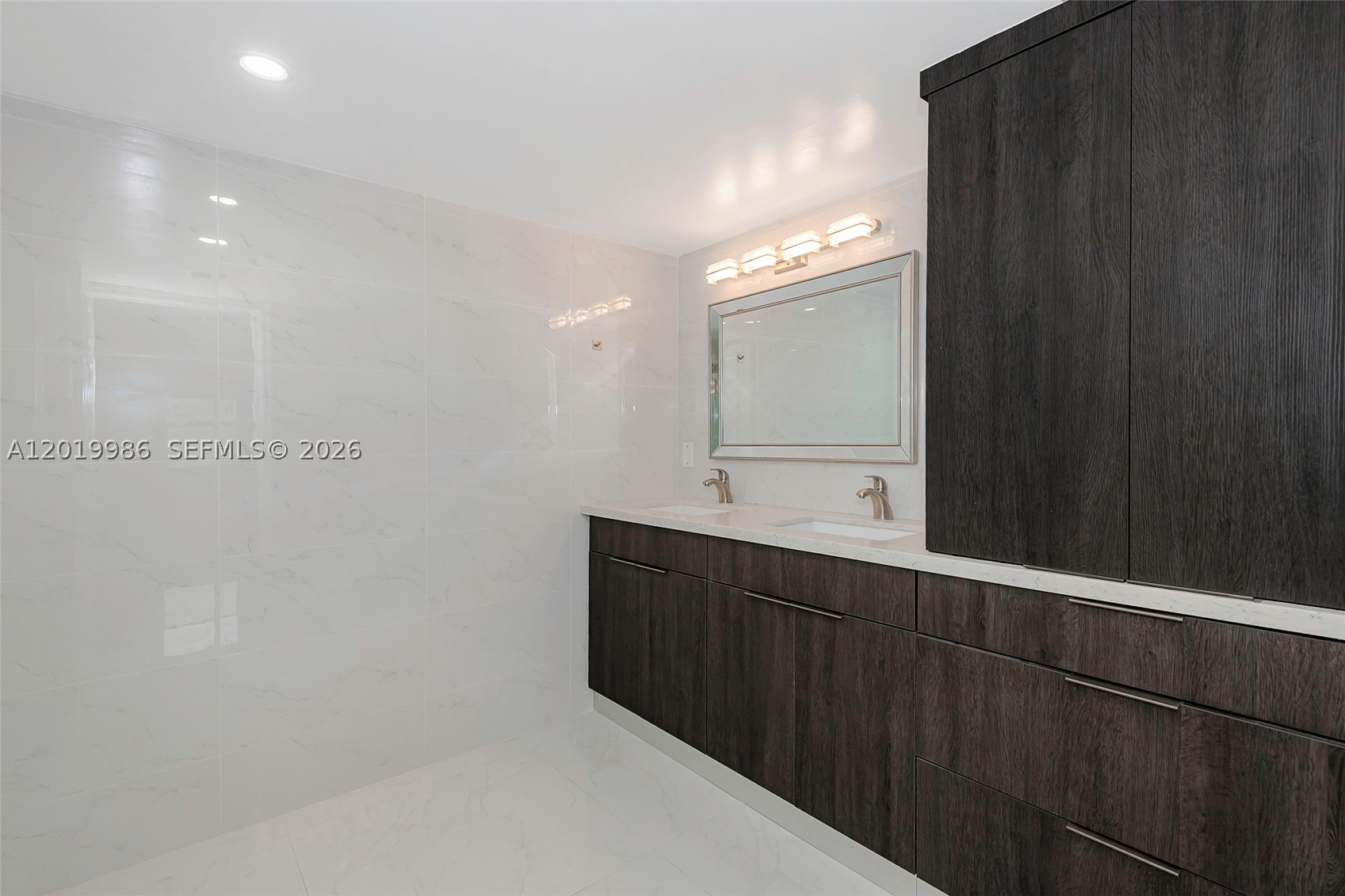 SUMMIT CONDO - Residential