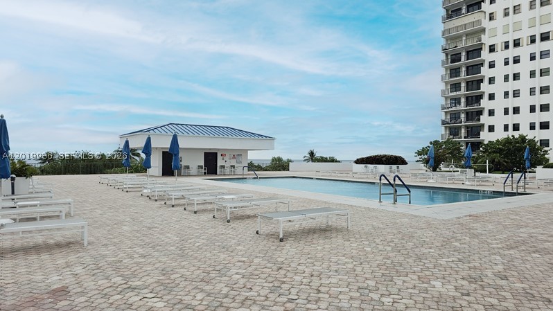 SUMMIT CONDO - Residential
