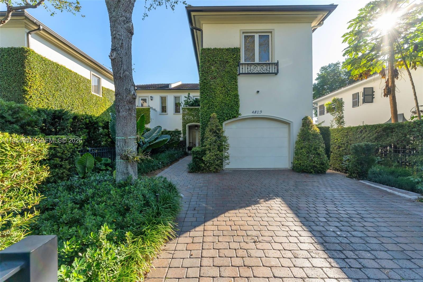 GABLES WATERWAY TOWN - Residential