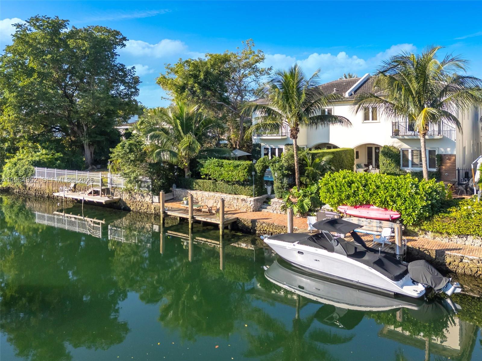 GABLES WATERWAY TOWN - Residential