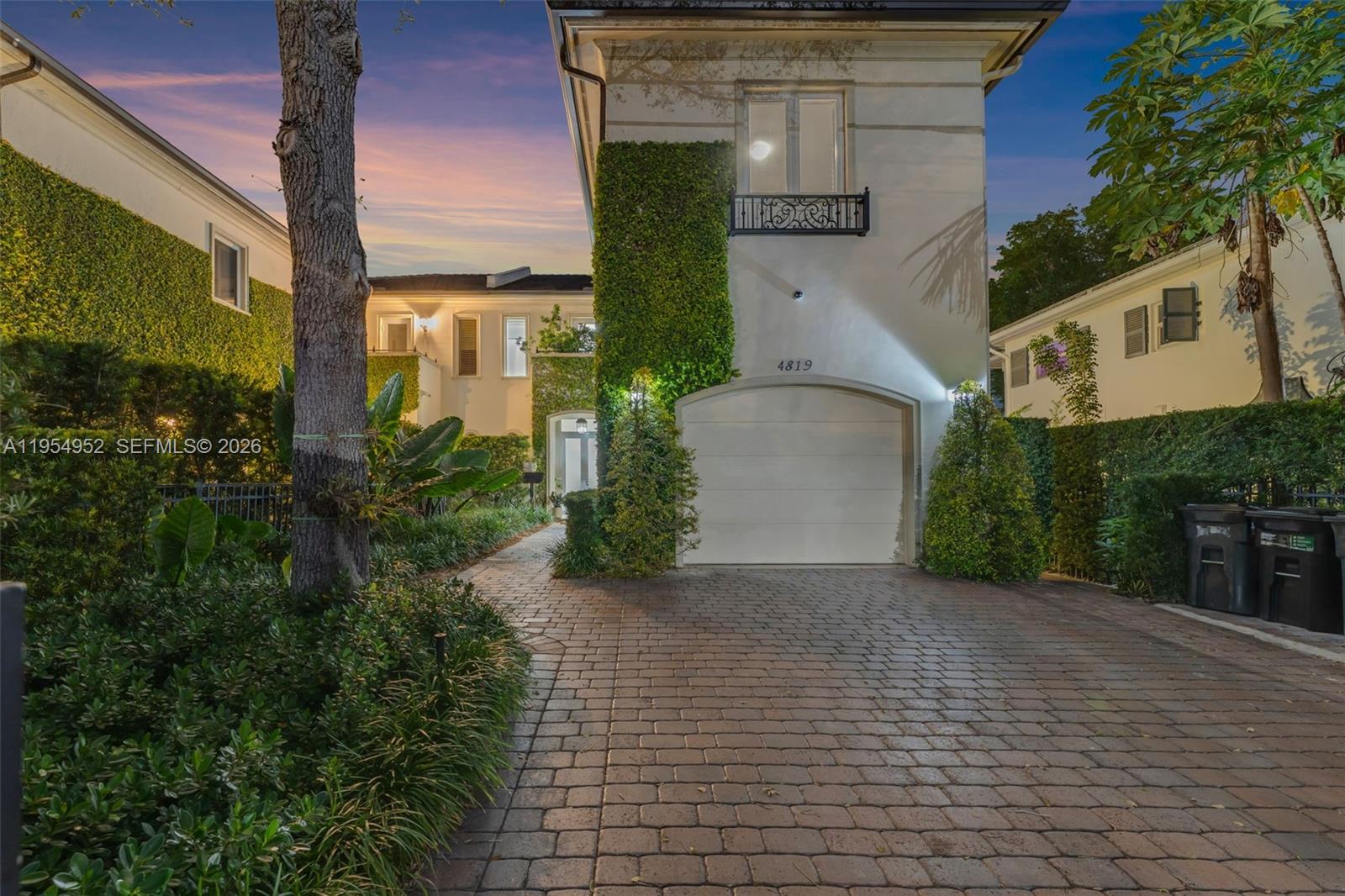 GABLES WATERWAY TOWN - Residential