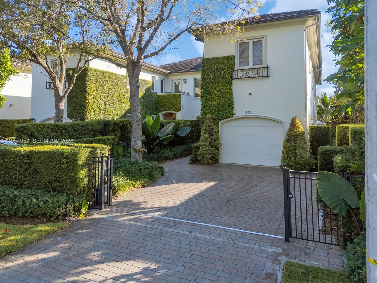 GABLES WATERWAY TOWN - Residential