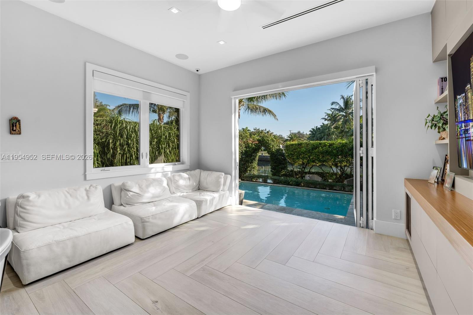 GABLES WATERWAY TOWN - Residential