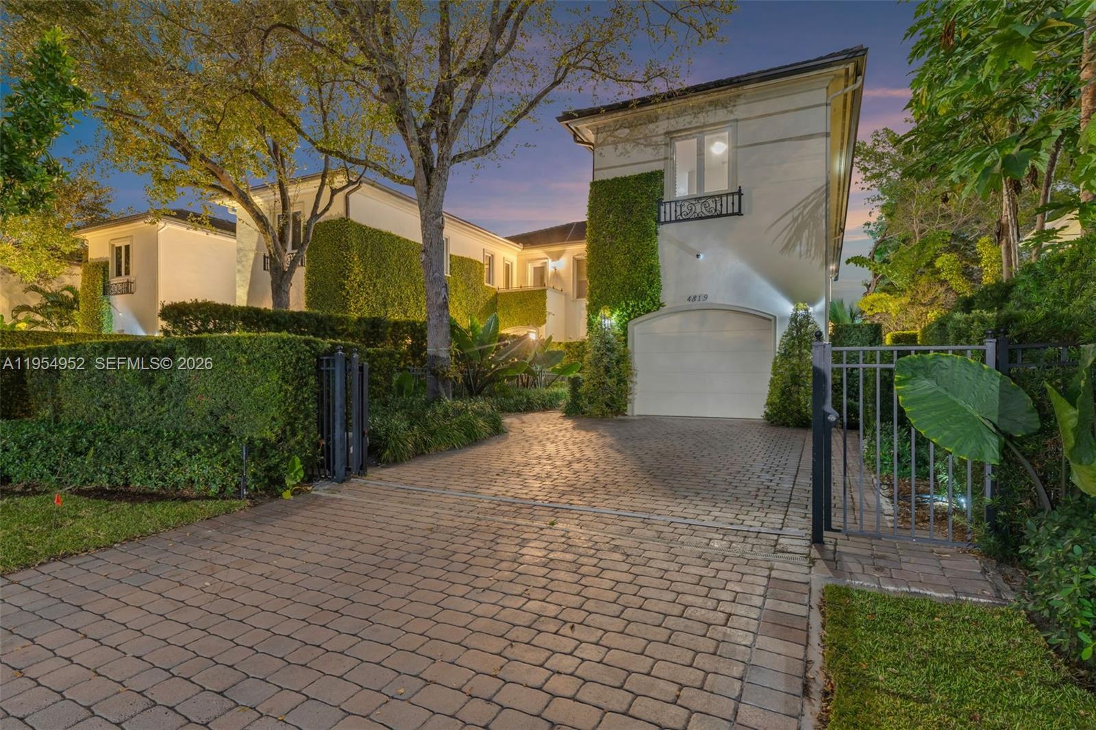 GABLES WATERWAY TOWN - Residential
