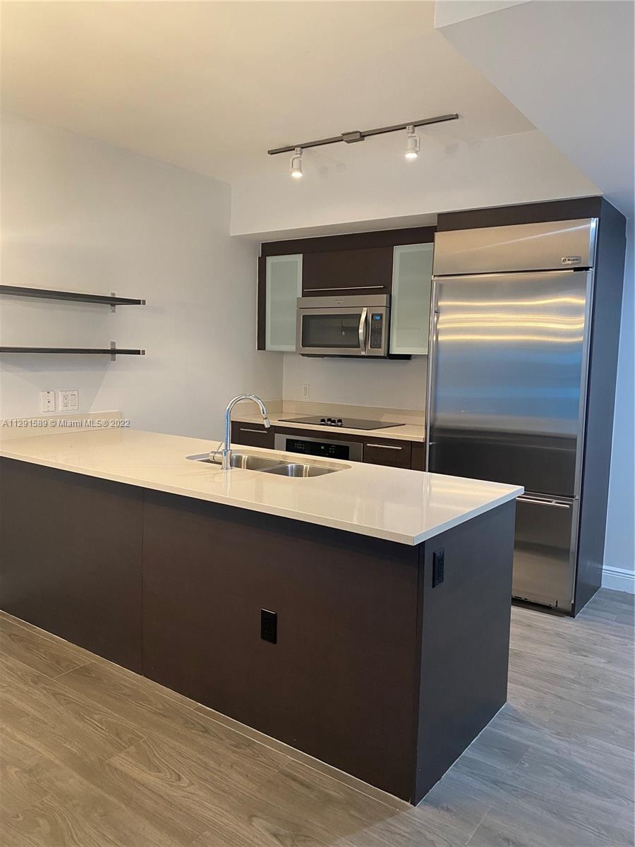 Amazing 1 Bed/ 1 Bath Condo in the heart of Brickell. Modern wood-look porcelain floors in the interior and tile in the spacious balcony. You will have partial water-views from the balcony to Biscayne Bay. Building has great amenities like 3 Pools (one of them located at 42nd floor with panoramic view, Theater, Sports Bar Room, Spa and other features. Located at the heart of Brickell, near the great restaurants, Brickell City Centre Mall and other great venues.