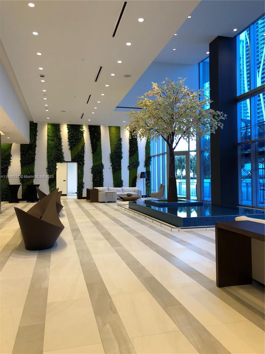 PARAMOUNT MIAMI WORLDCENT - Residential Lease