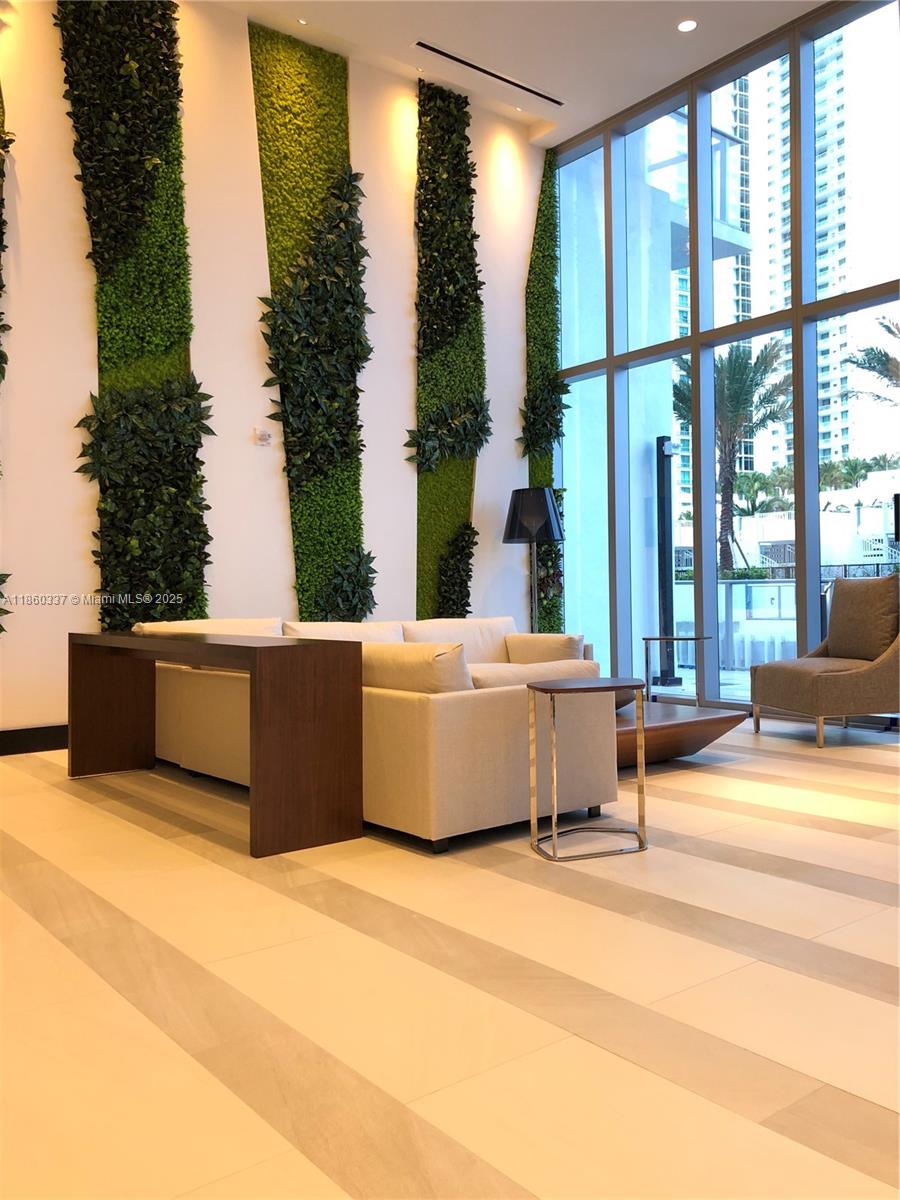 PARAMOUNT MIAMI WORLDCENT - Residential Lease