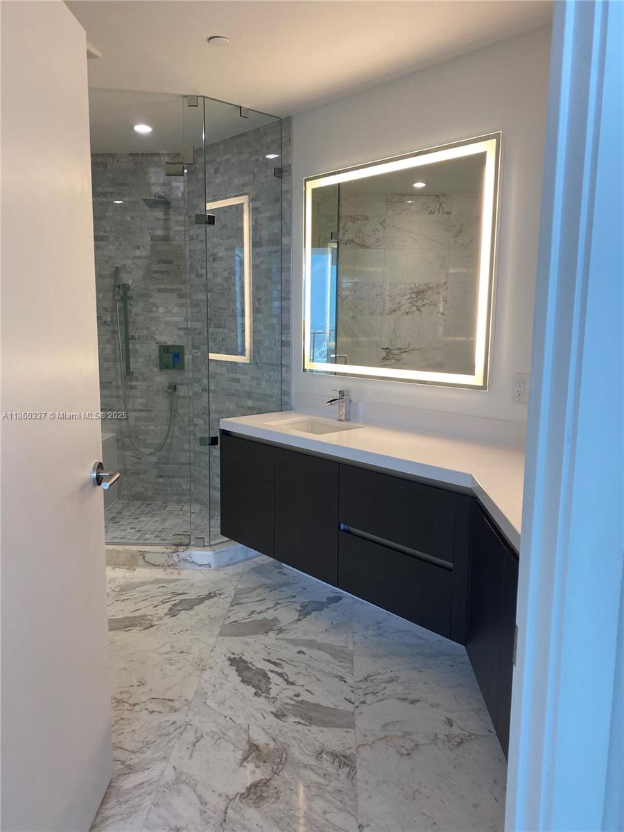 PARAMOUNT MIAMI WORLDCENT - Residential Lease