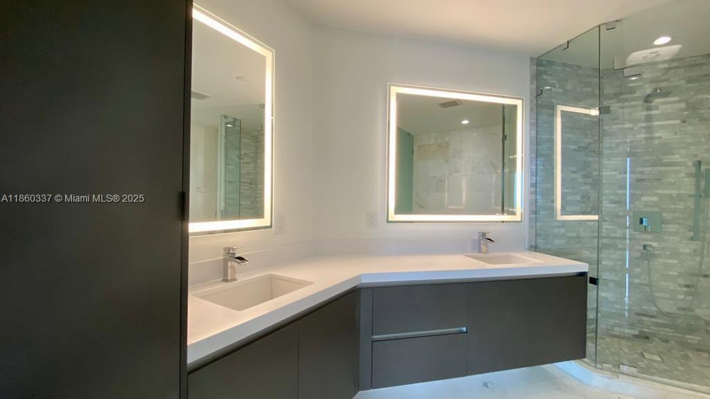 PARAMOUNT MIAMI WORLDCENT - Residential Lease