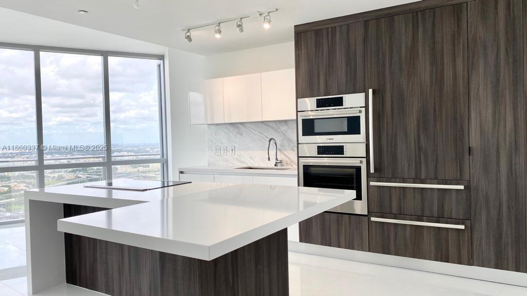 PARAMOUNT MIAMI WORLDCENT - Residential Lease