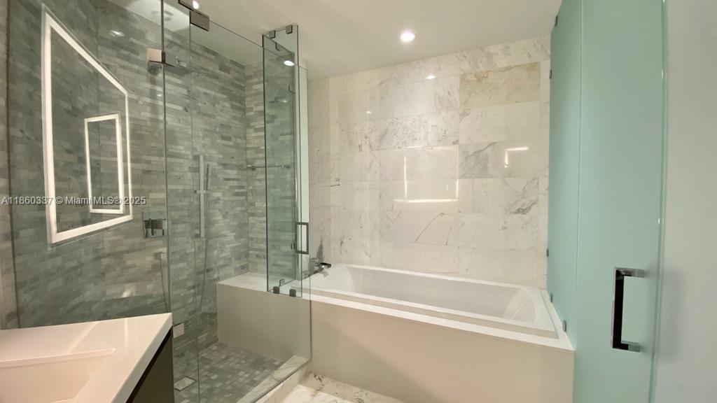 PARAMOUNT MIAMI WORLDCENT - Residential Lease