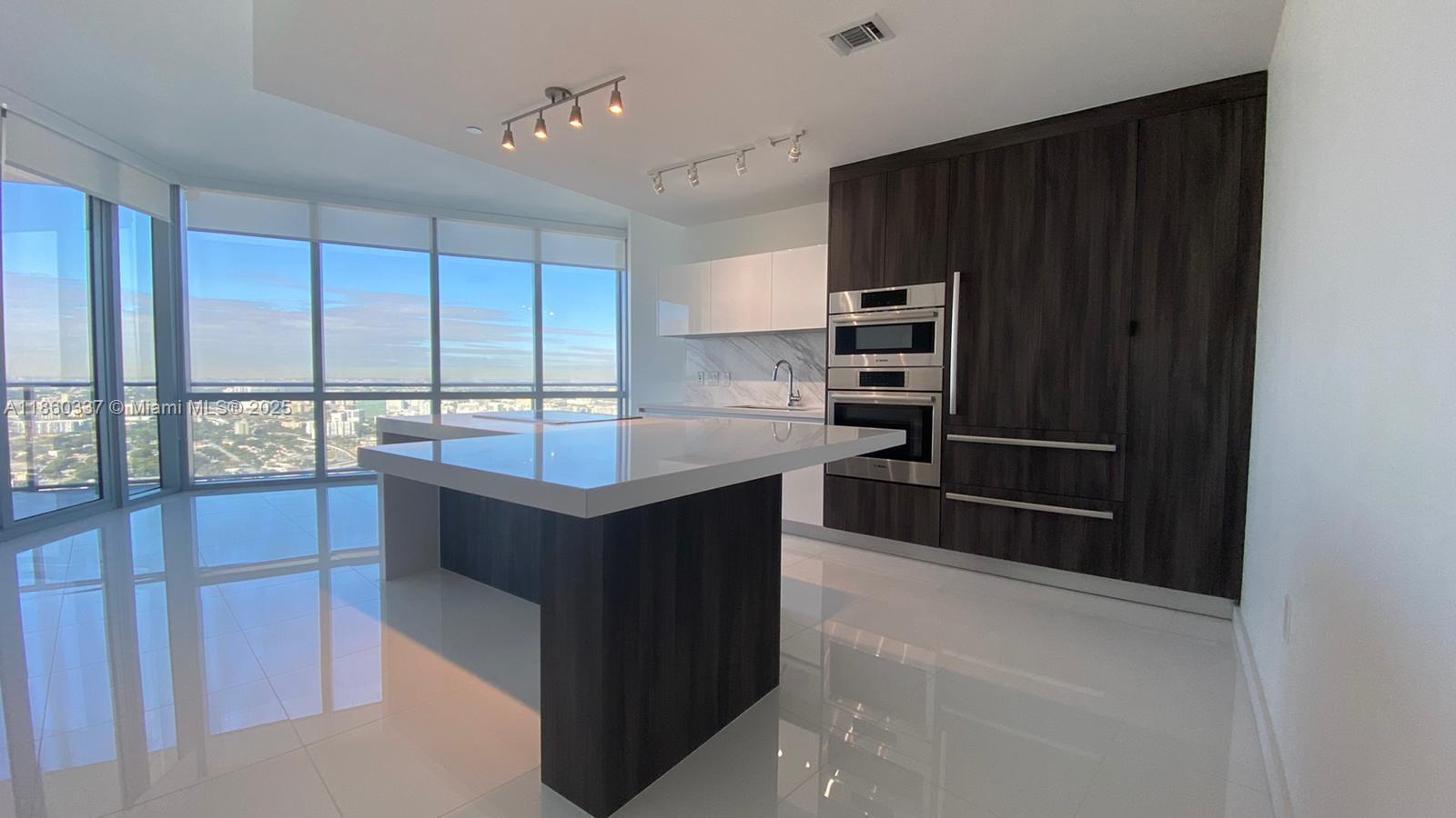 PARAMOUNT MIAMI WORLDCENT - Residential Lease