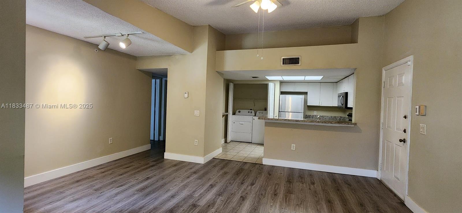 Top-floor one-bedroom unit at Grand Isles, featuring vaulted ceilings and no upstairs neighbors for added privacy and quiet. UNIT WILL BE PAINTED AND PROFESSIONALLY CLEANED. Located in a gated community offering resort-style amenities including a pool, clubhouse, tennis courts, and more. The unit has laminated flooring throughout, an updated kitchen and a serene garden view.
Please note: Water is not included in the rent. The association requires at least one applicant to have a minimum credit score of 630. Rapid approval process.
Move-in requirements: First month, last month, and security deposit.