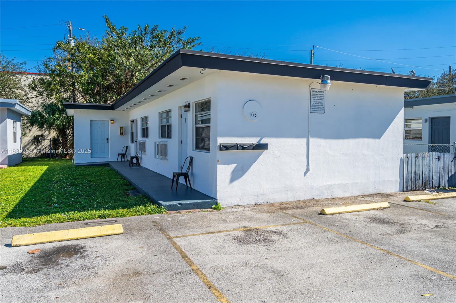 PARADISE MANOR - Residential Lease
