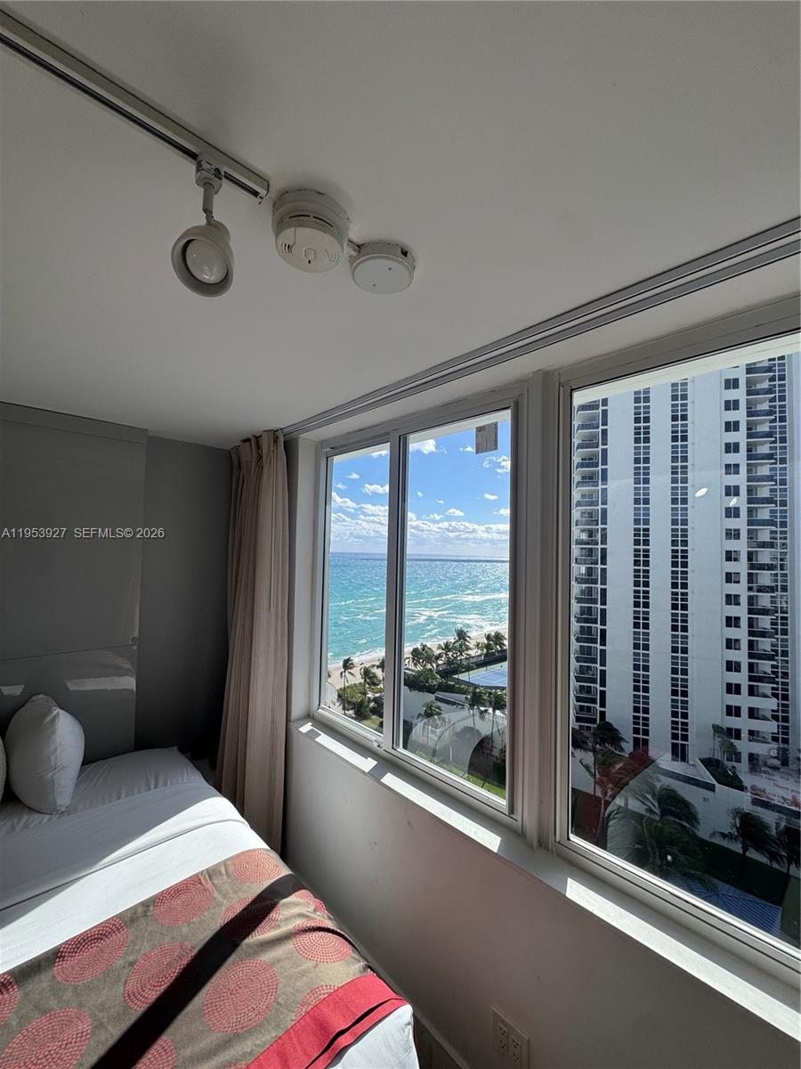 Studio fully furnished, with ocean views and a highly functional layout. Features a sofa bed, comfortably accommodating up to 4 guests, making it ideal for maximizing short-term rental income. The unit is in excellent condition and income-producing from day one, located in a prime, high-demand area. Showings are by appointment only and subject to availability, as the unit may be occupied. The property is registered in the hotel rental program, which simplifies management and operations. Owners may block any dates for personal use while benefiting from a professionally managed rental program. The owner also owns three additional units in the building, offering the opportunity to negotiate an investor package for portfolio expansion and operational efficiency.