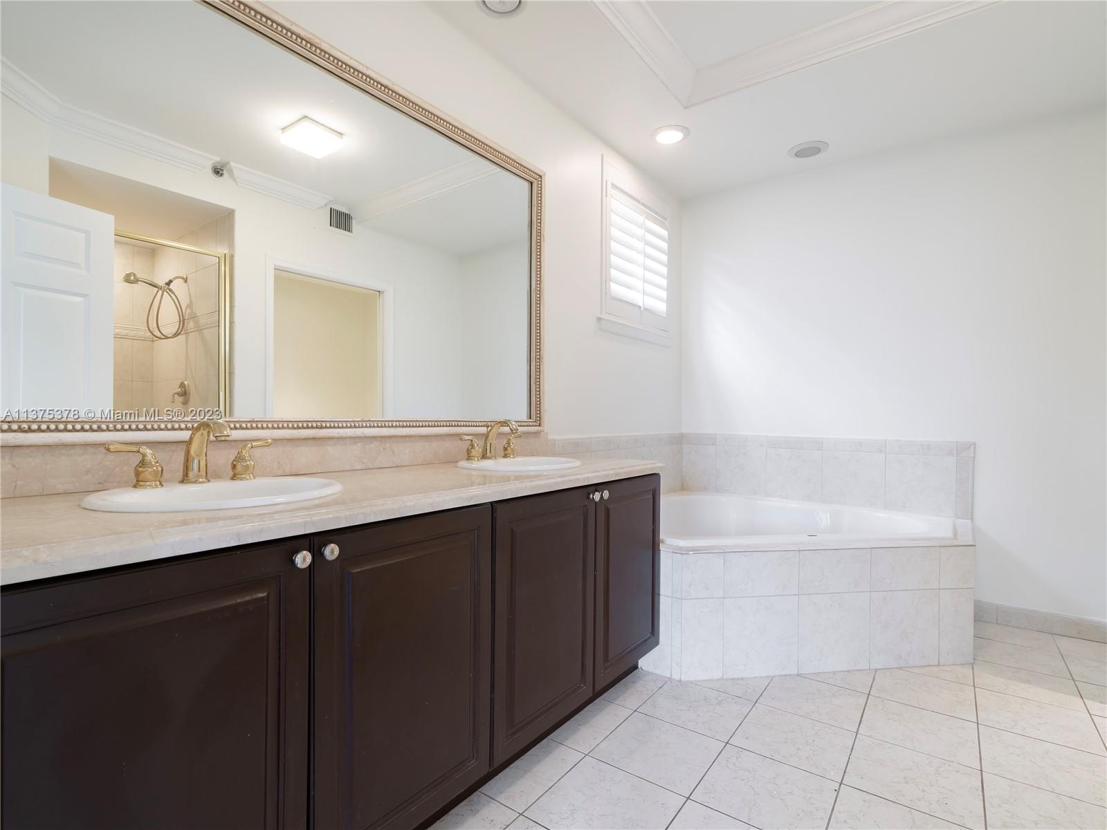 VISTA LAS OLAS CONDO - Residential