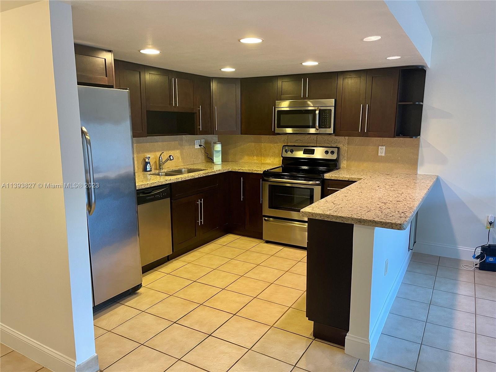 BEACH CLUB VILLAS CONDO I - Residential Lease