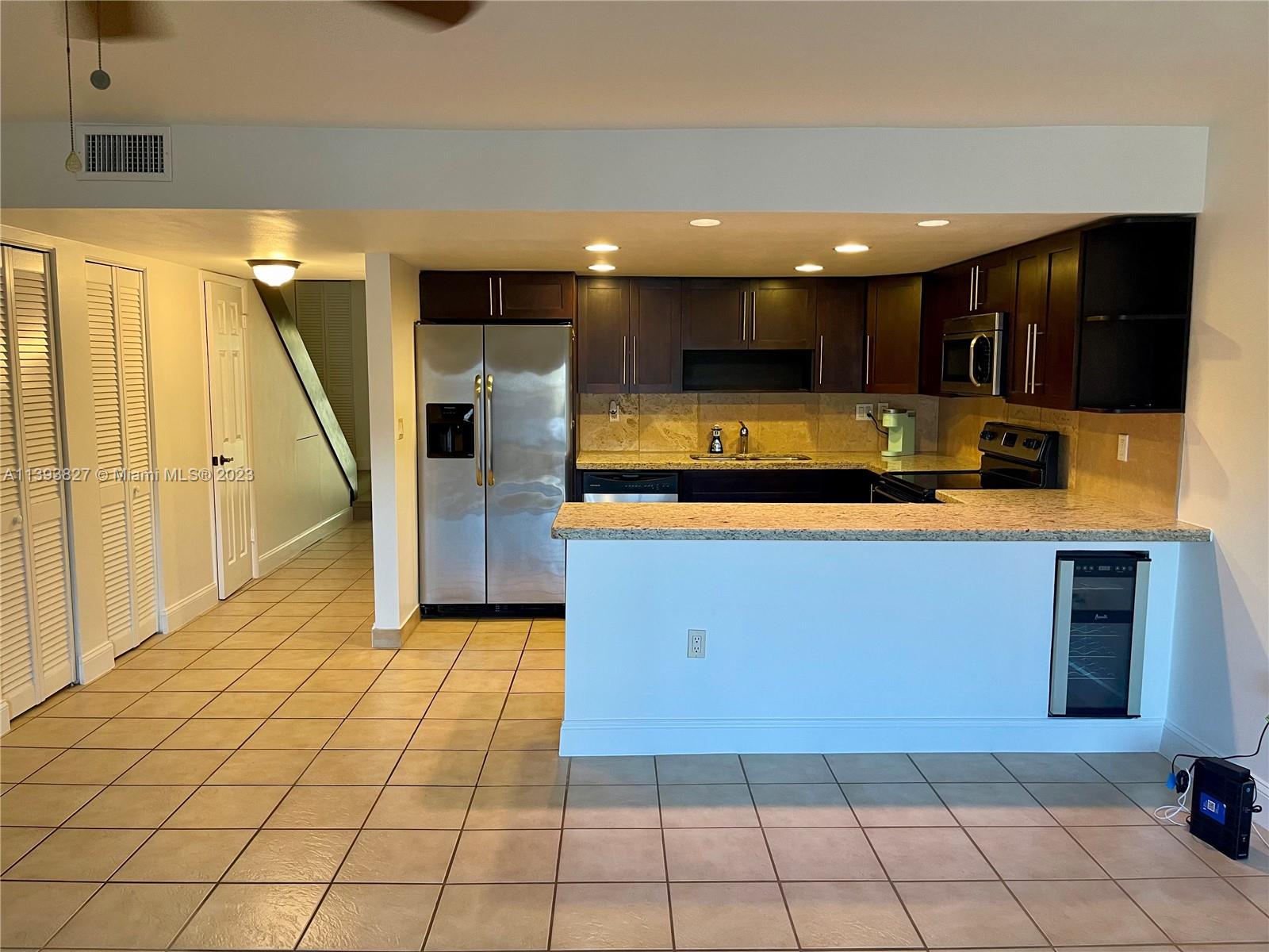 BEACH CLUB VILLAS CONDO I - Residential Lease