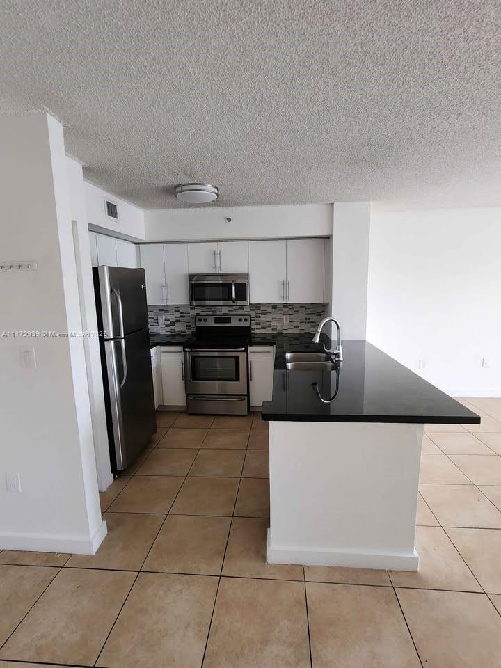 Spacious 2-bedroom, 1-bathroom apartment for rent, featuring ceramic tile flooring throughout. This first-floor unit offers beautiful lake views and is located on 107th Avenue, just one block away from a variety of restaurants and shops, in the heart of Doral, close to top-rated schools and major highways. The community offers excellent amenities, including a swimming pool, fitness center, and tennis court.