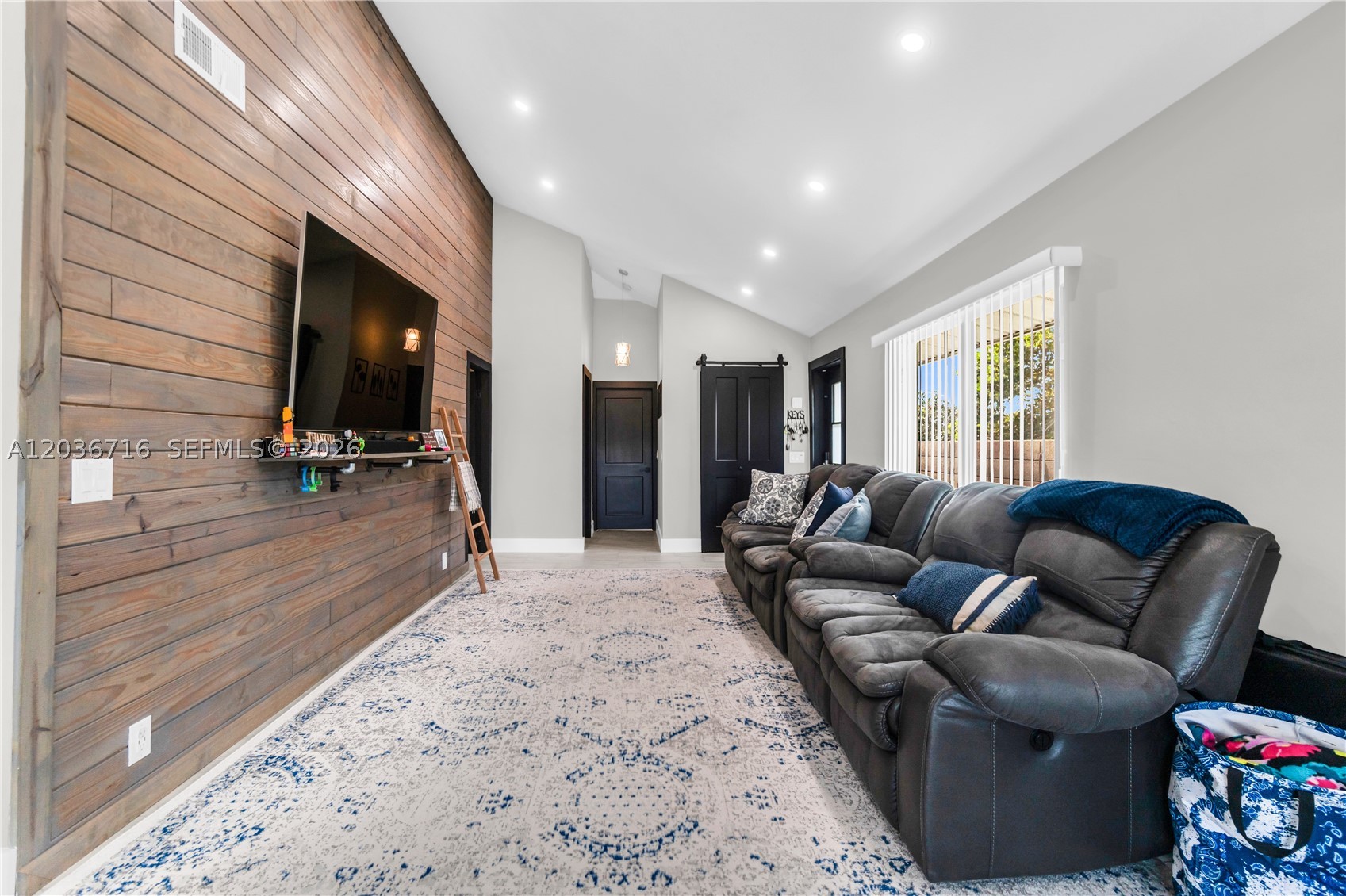 COUNTRY CLUB ACRES 5 - Residential