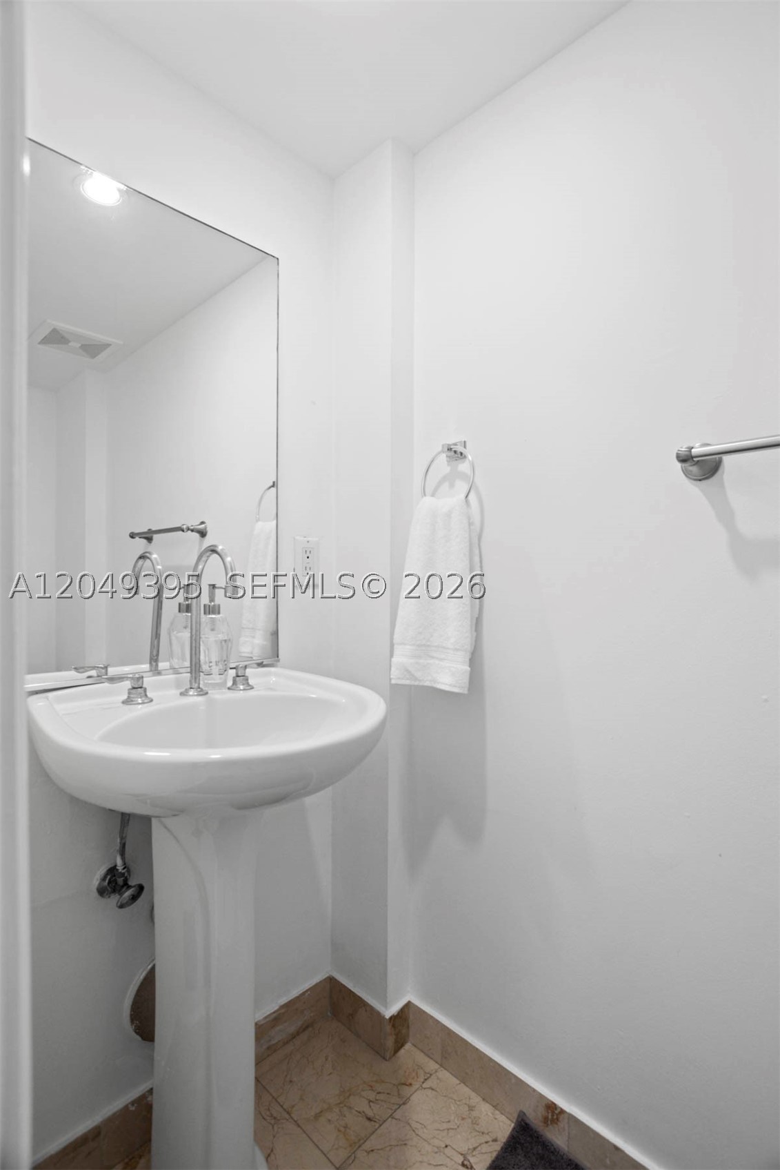 THE COLLINS CONDO - Residential Lease