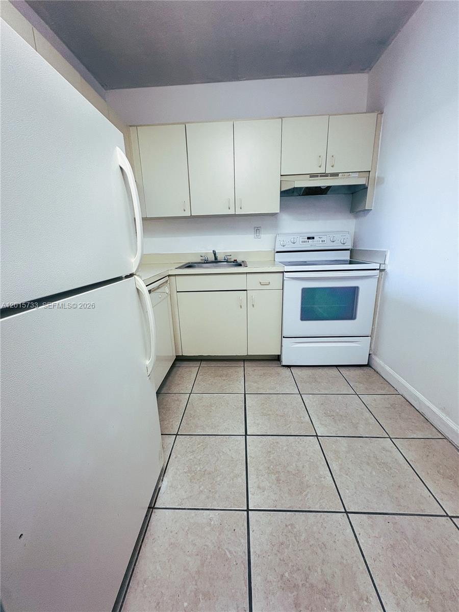 Bright unit, quiet neighborhood. Well maintained community, swimming pool, laundry room. Easy access to MDC, Turnpike, Baptist and more.