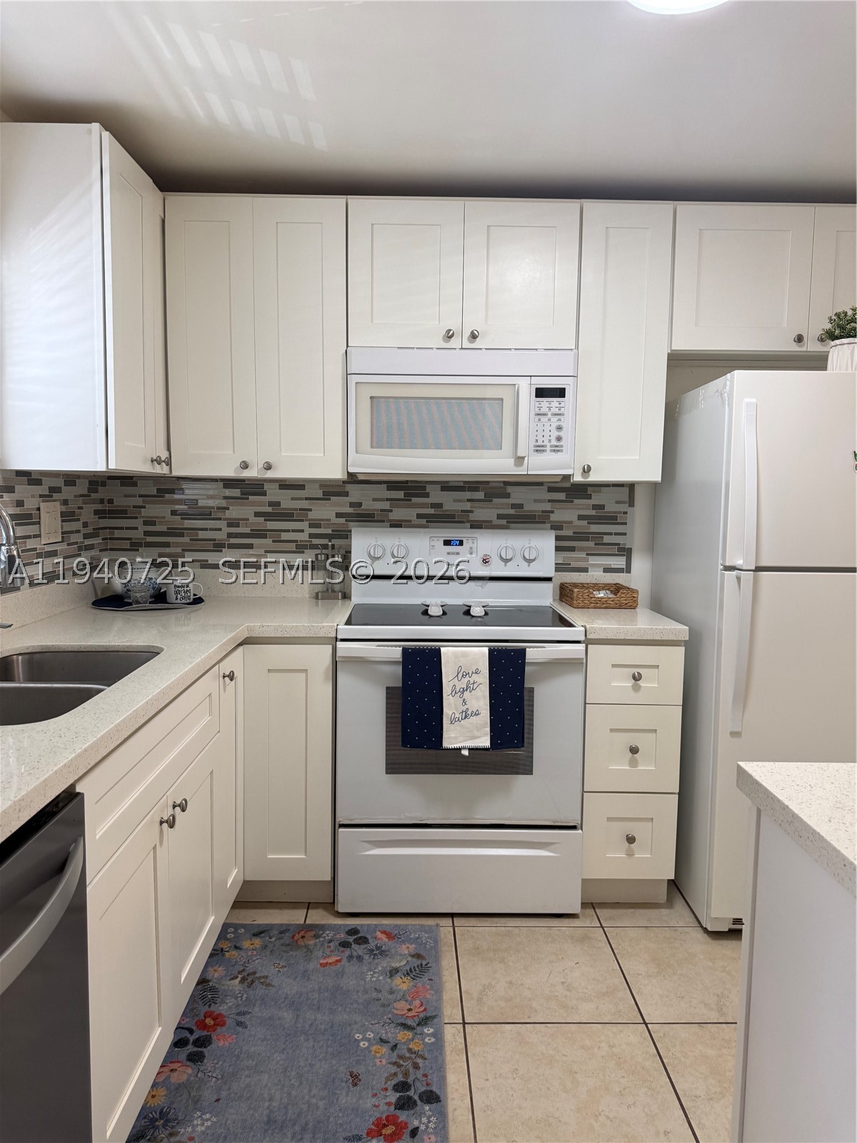 One bedroom one and a half bedroom condo in resort like + community with lots of amenities like Golf,Billiards,Theater,Bingo nights,Gym, Heated Pool, Out door Pools , Tennis courts, cable, internet, pest control, building insurance and si much more . This community offers the retired life style you have been looking for and this condo is beautifully upgraded shaker cabinets , quartz counter tops, neutral tile in the kitchen and bathrooms , hardwood bamboo flooring through living room, dinning room and florida room. This unit boast of 860sqft florida room is enclosed and maybe used as second bedroom, office or family room.