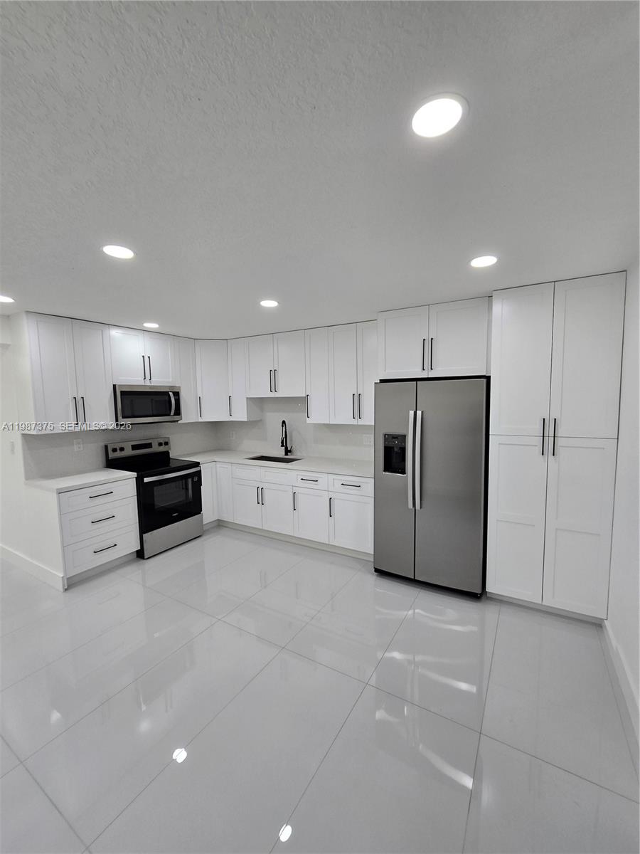 beautiful homo in the best area of miami gardens, It feature 3 bedrooms ,2 bathrooms .ALL utilities are included.