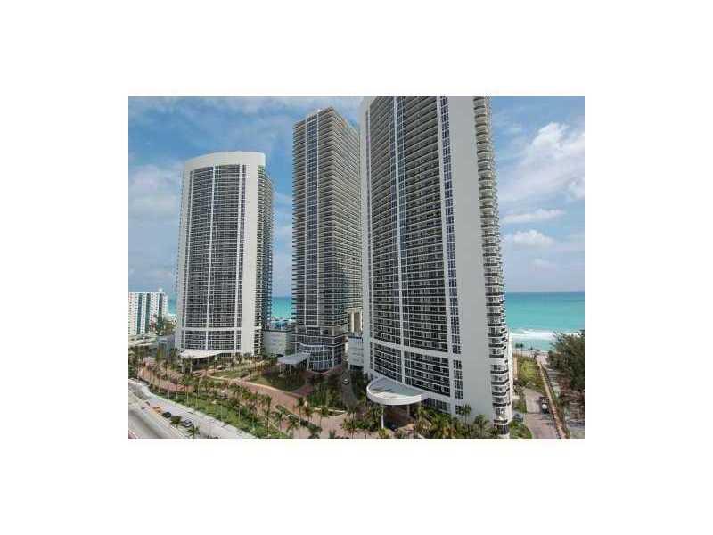 BREATHTAKING INTRA COASTAL AND CITY VIEWS AWAIT YOU FROM THIS 1BED+DEN/1BATH 1086 SQ FT WITH A 195 SQ FT BALCONY IN A STAR COMPLEX.LOCATED DIRECTLY ON THE OCEAN,BULDING FEATURES A 40,000SQ FT FULL SERVICE SPA&FITNESS CENTER,RESTAURANT,BAR W/POOL SERVICE. IT INCLUDES A 9 ACRE SITE WITH 810 FT OF OCEAN FRONTAGE.FULL TIME CONCIERGE&24 HOUR VALET PARKING!!