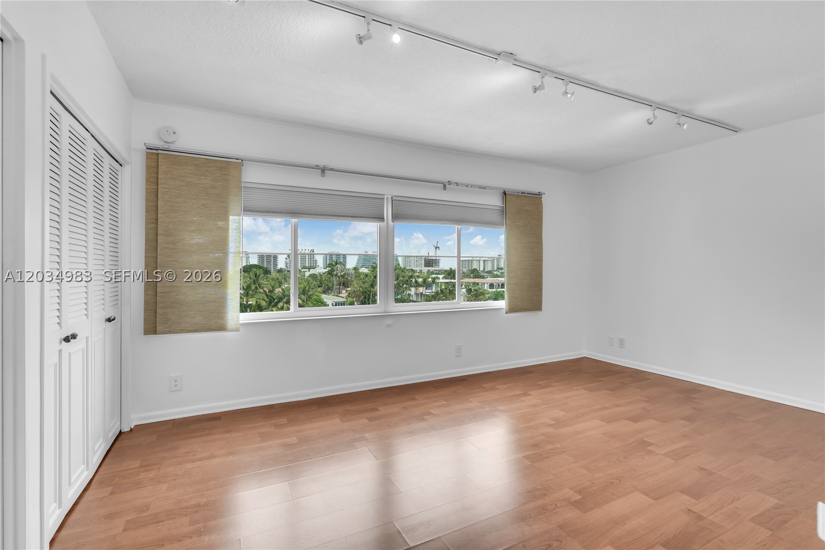 LONDON TOWERS CONDO - Residential