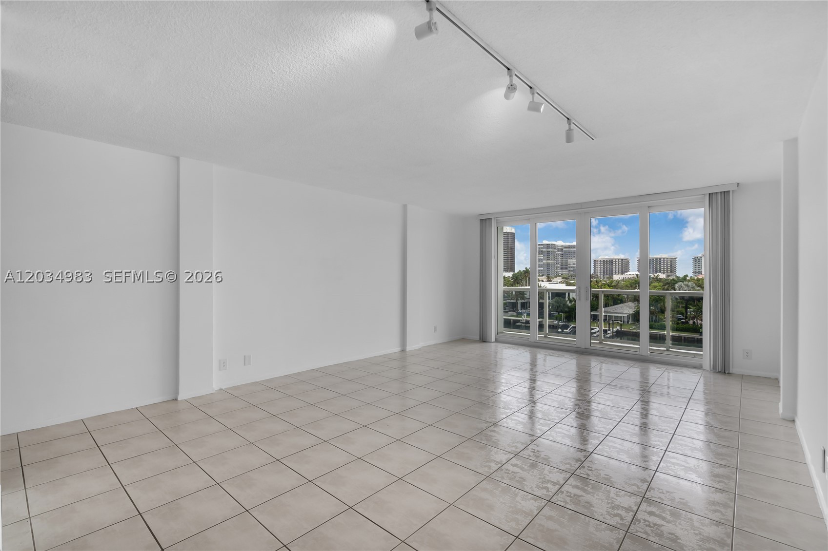LONDON TOWERS CONDO - Residential