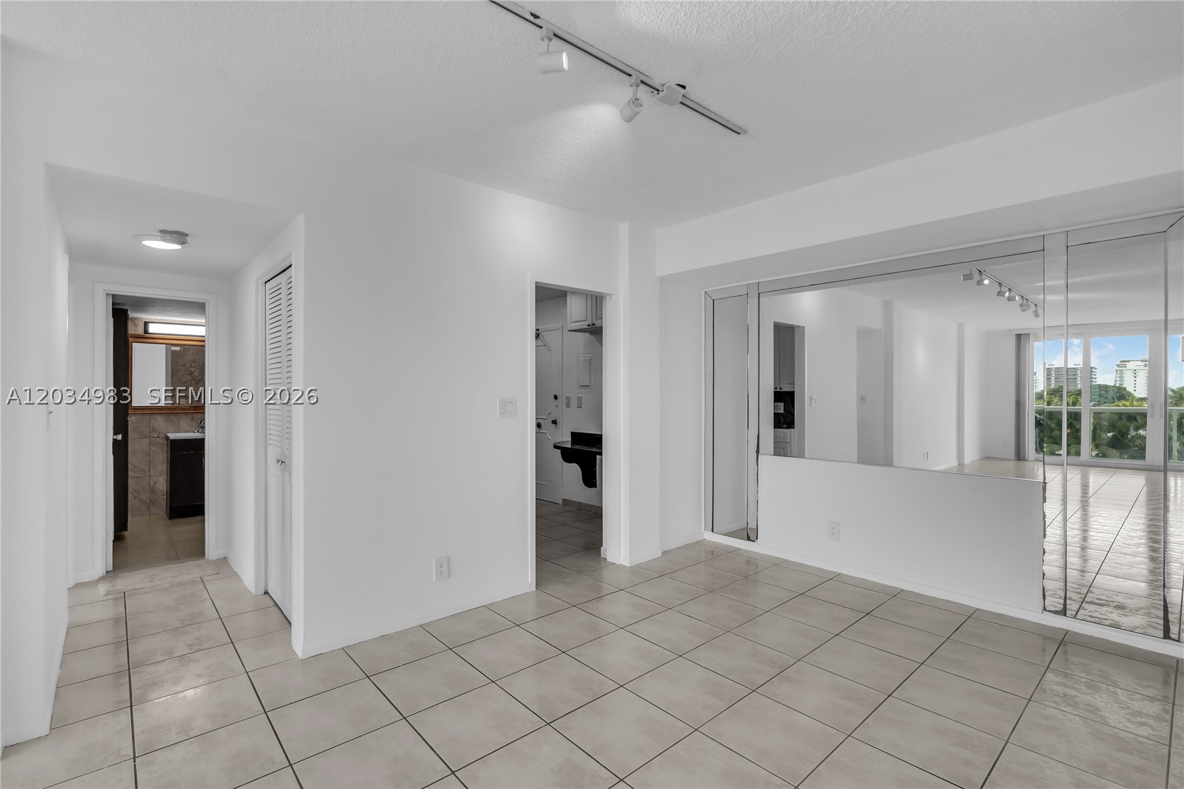 LONDON TOWERS CONDO - Residential