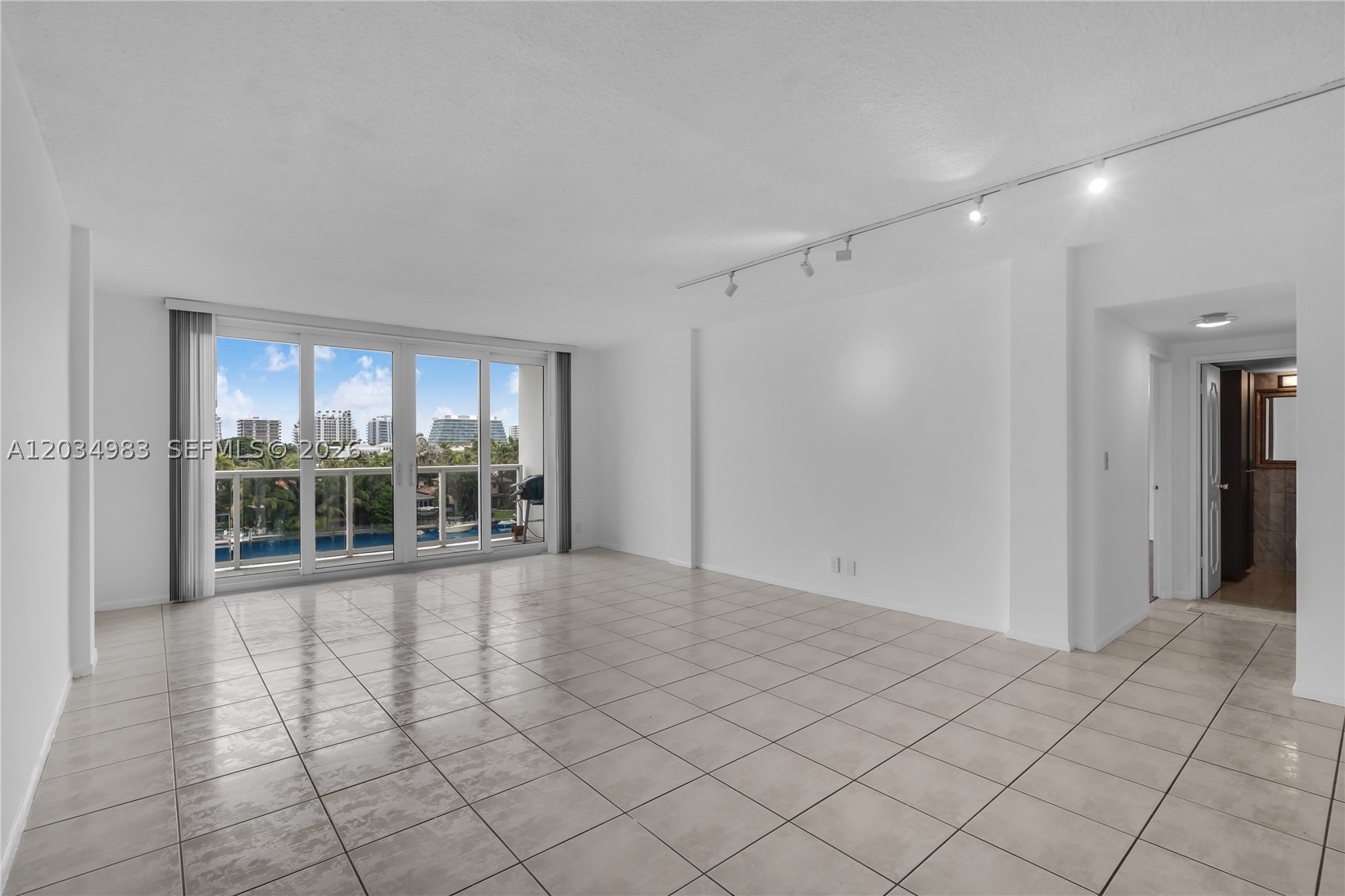 LONDON TOWERS CONDO - Residential