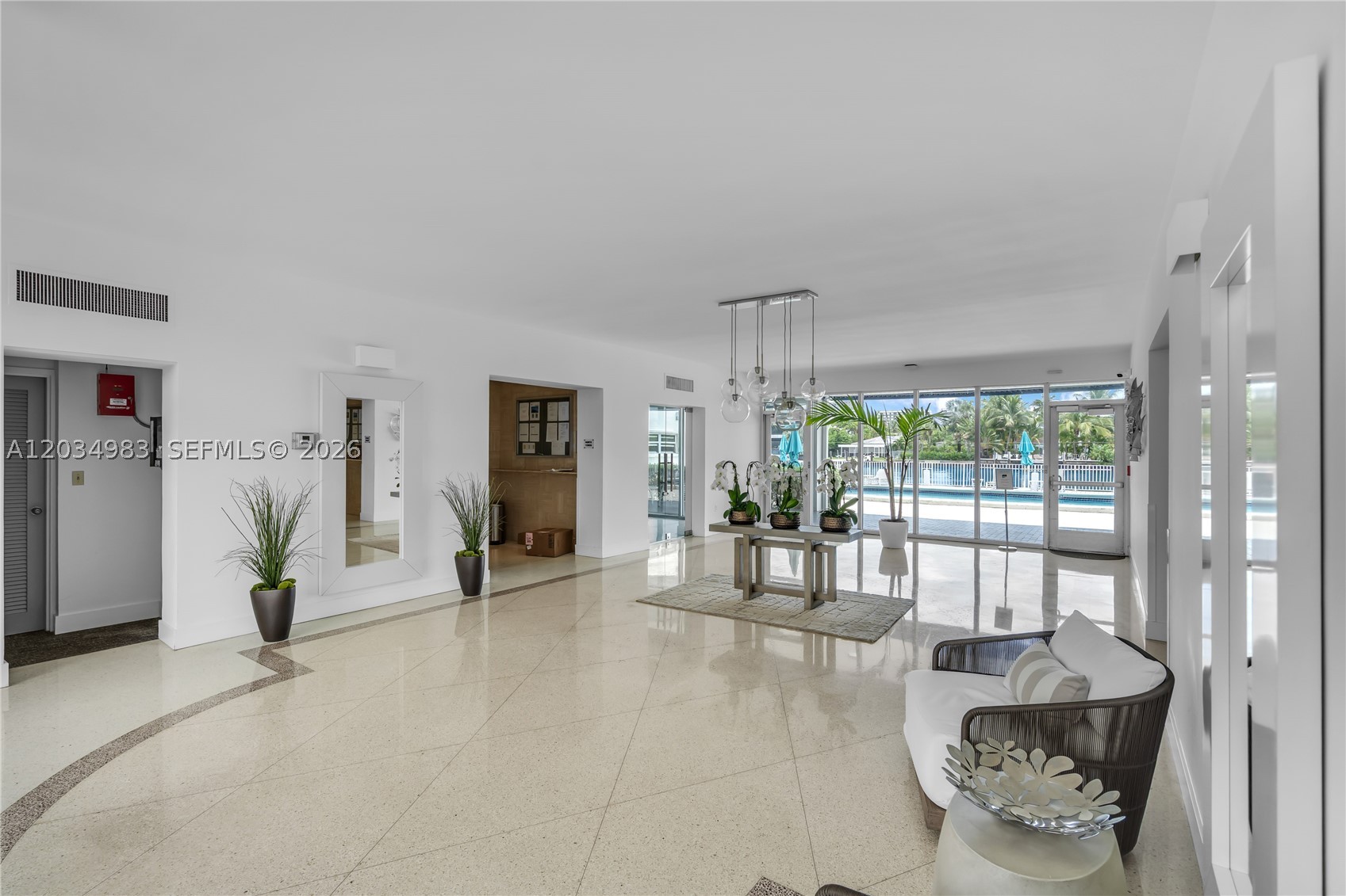 LONDON TOWERS CONDO - Residential