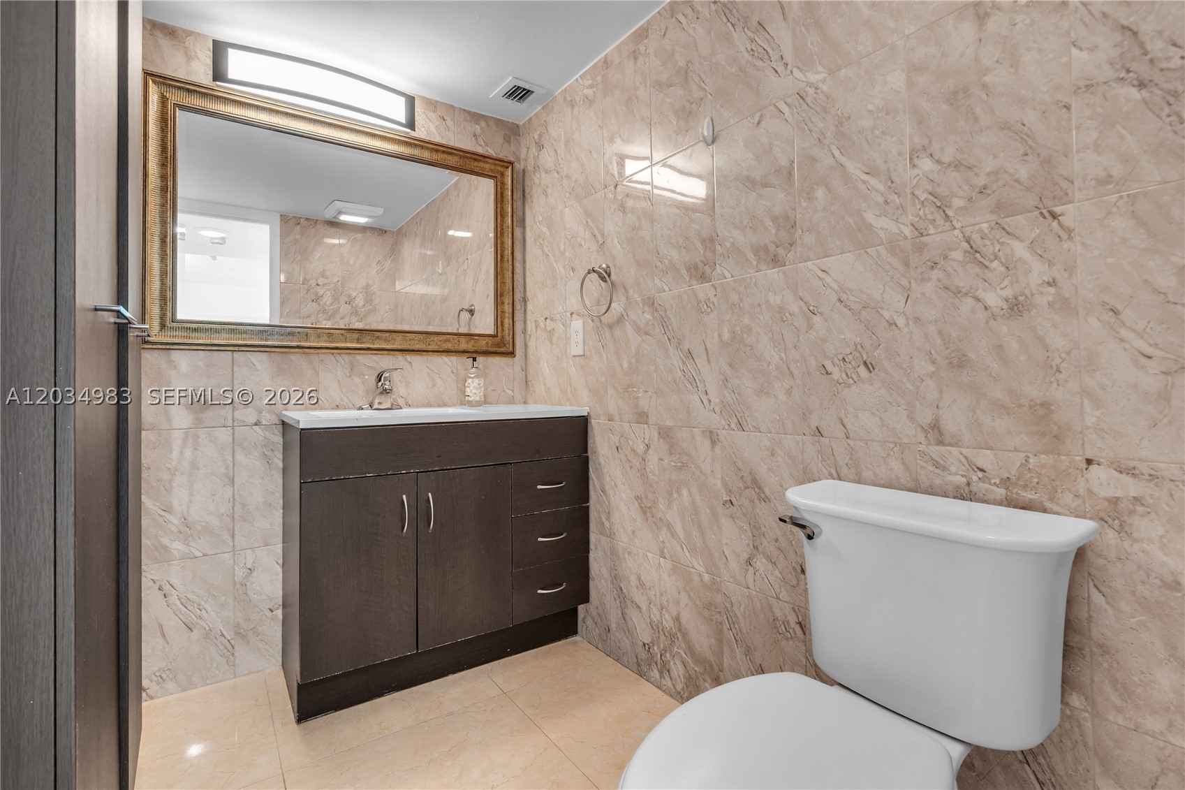 LONDON TOWERS CONDO - Residential