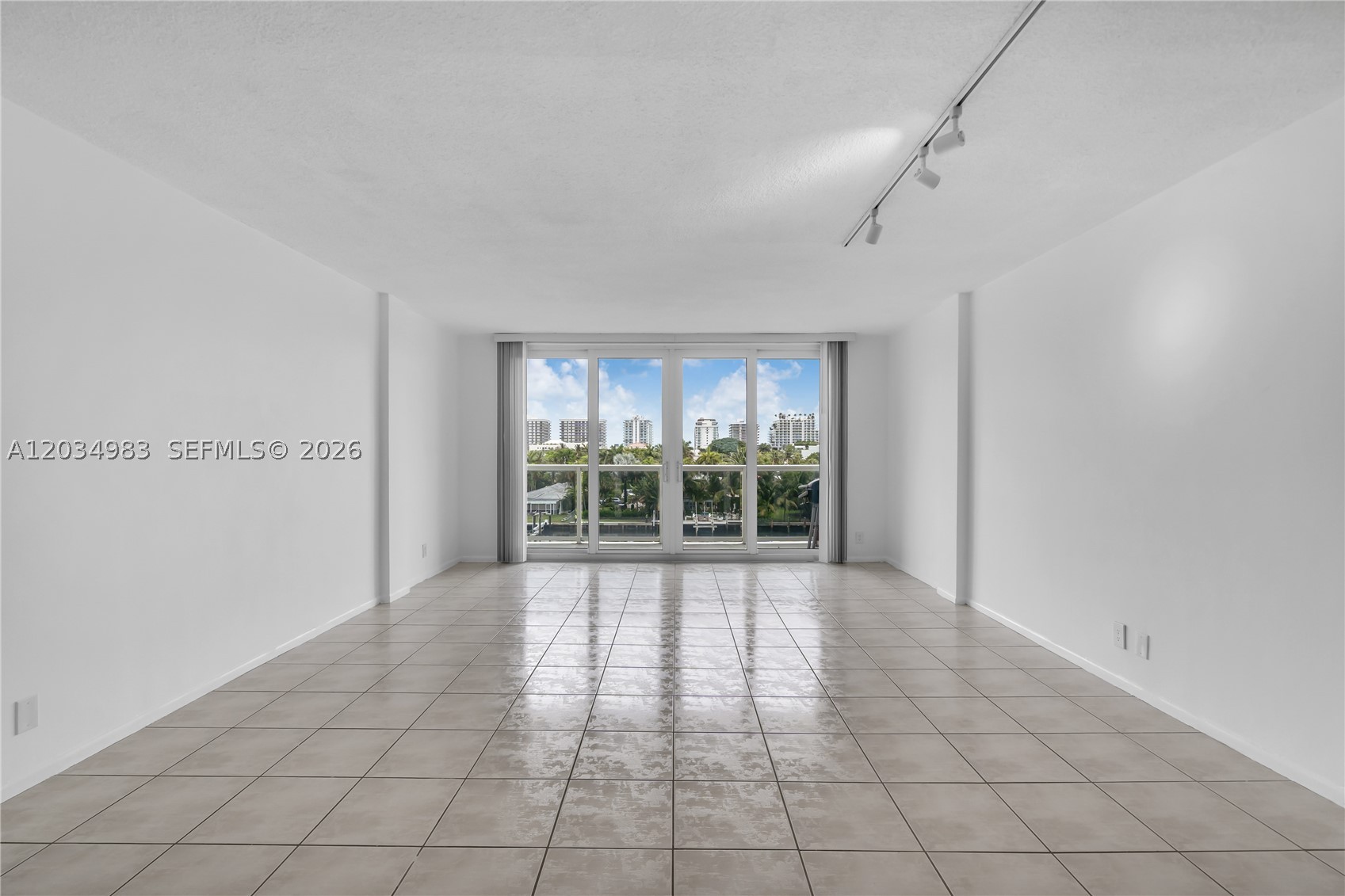 LONDON TOWERS CONDO - Residential