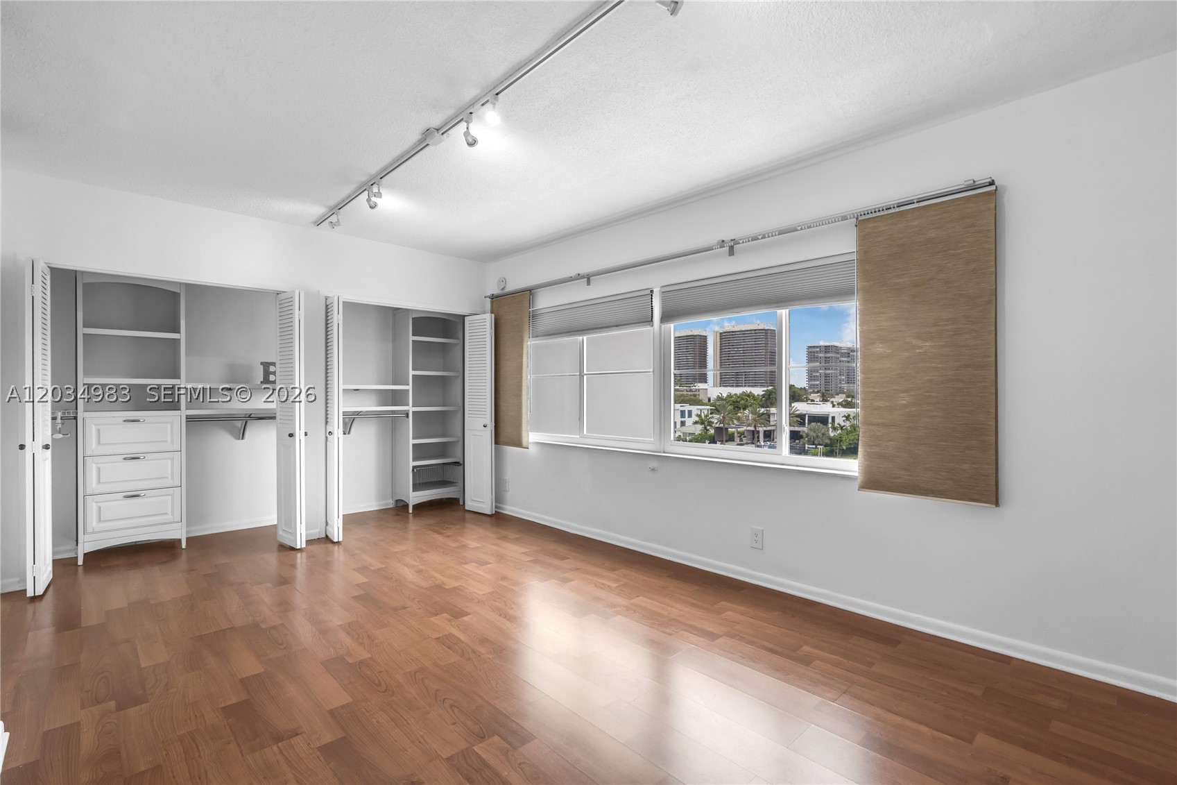LONDON TOWERS CONDO - Residential