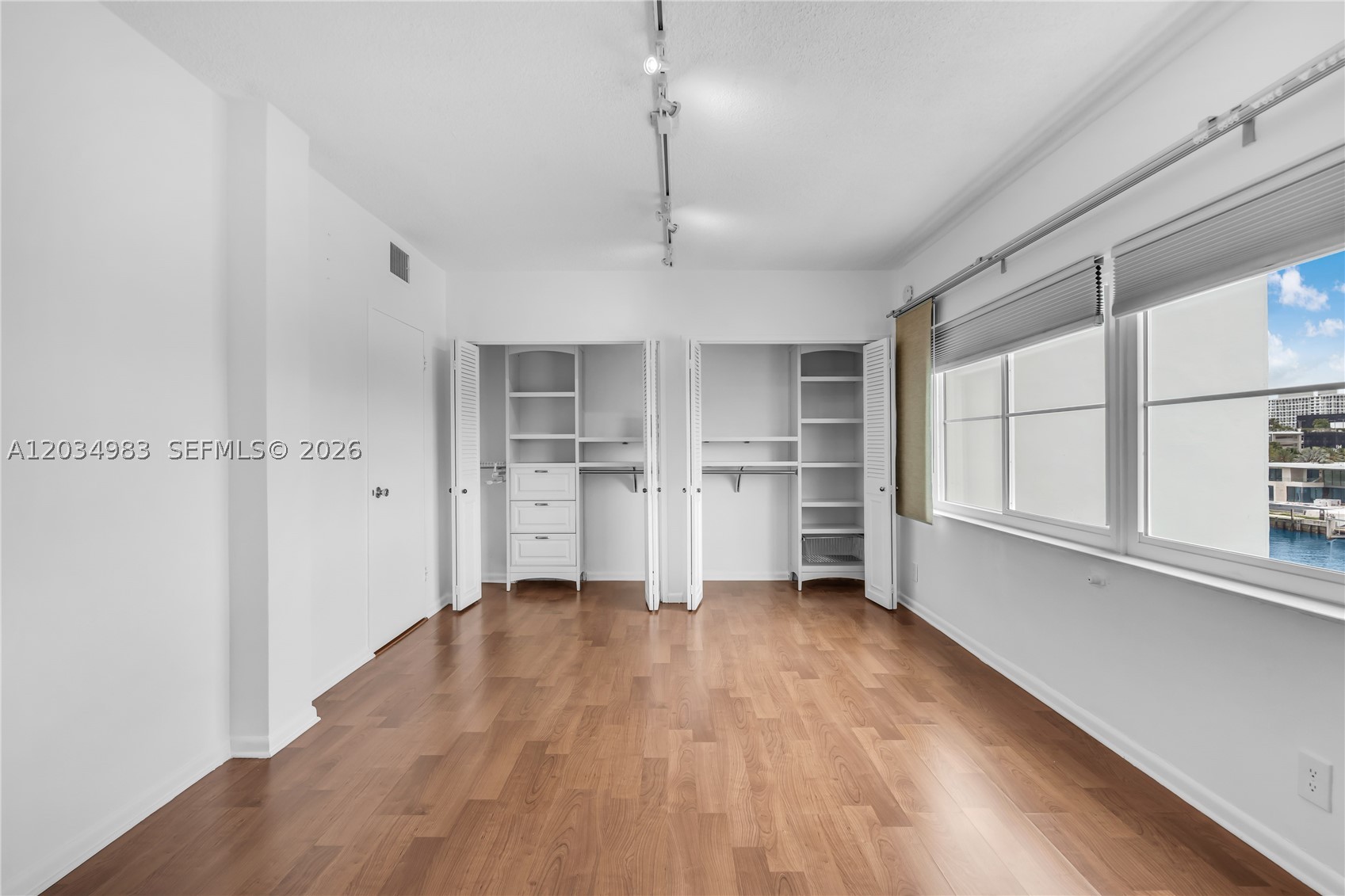 LONDON TOWERS CONDO - Residential